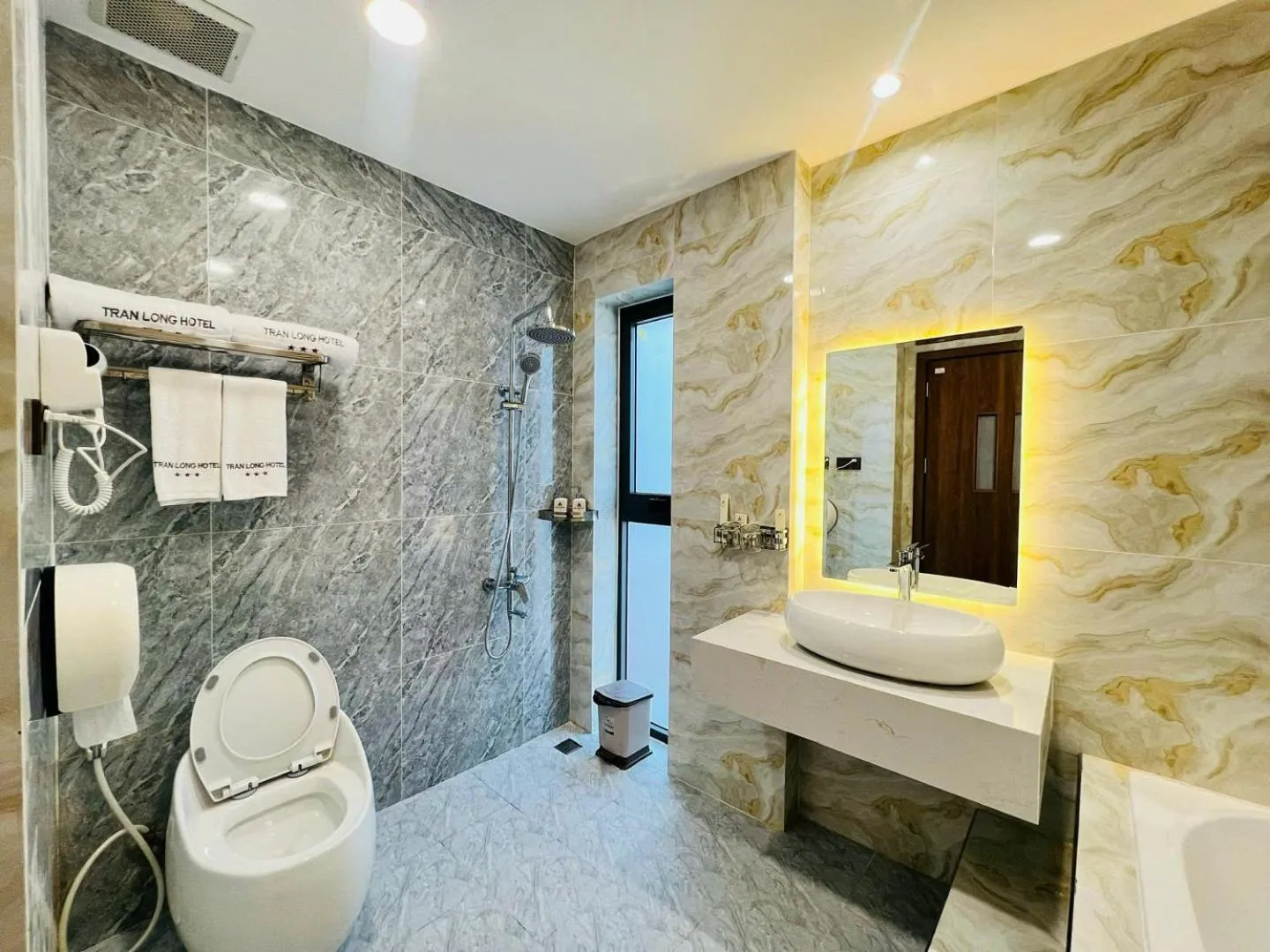 Toilet in Tran Long Hotel Quan 12