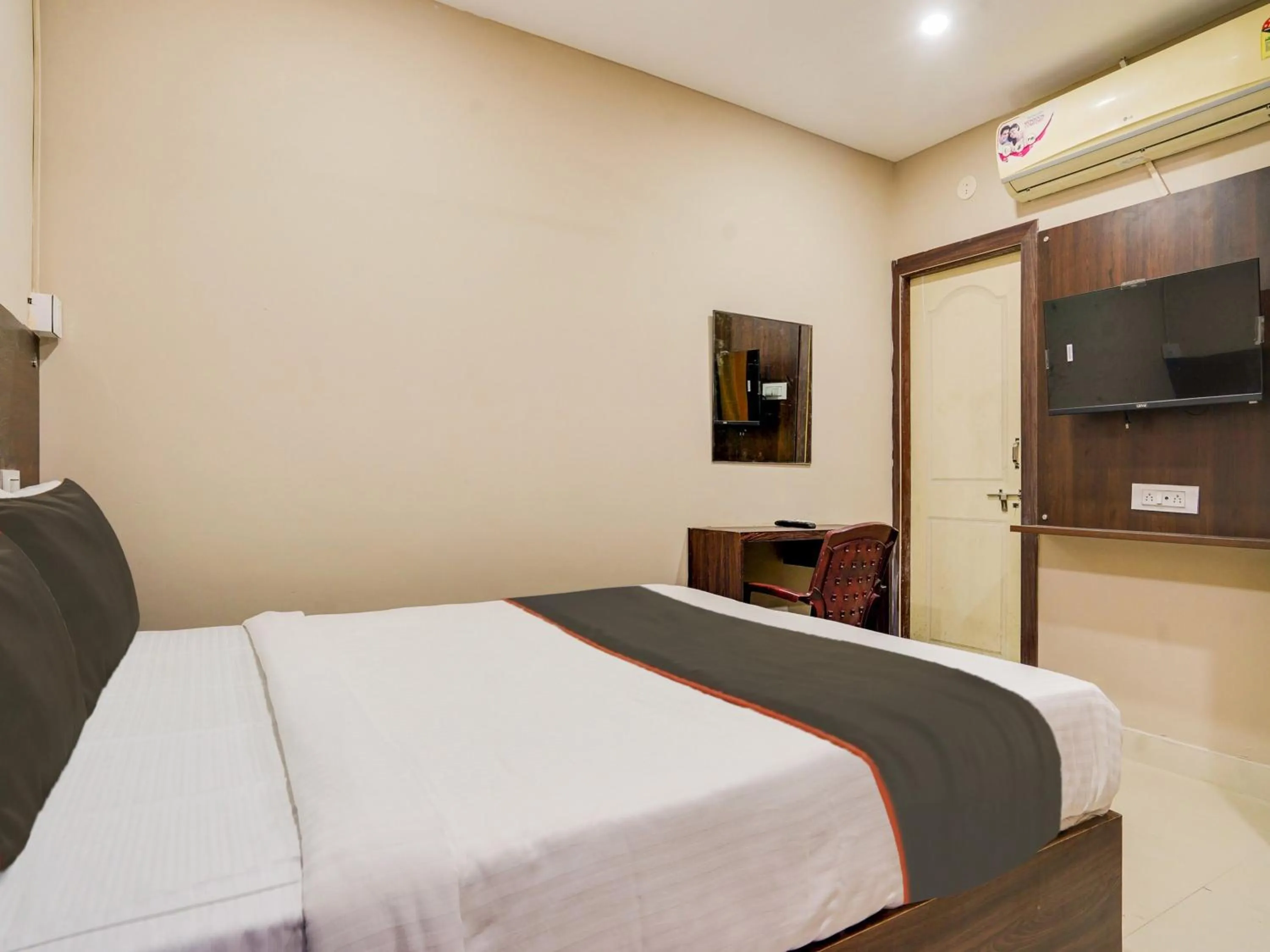 Bedroom, Bed in Super Collection O PNR COMFORT KHAIRATABAD