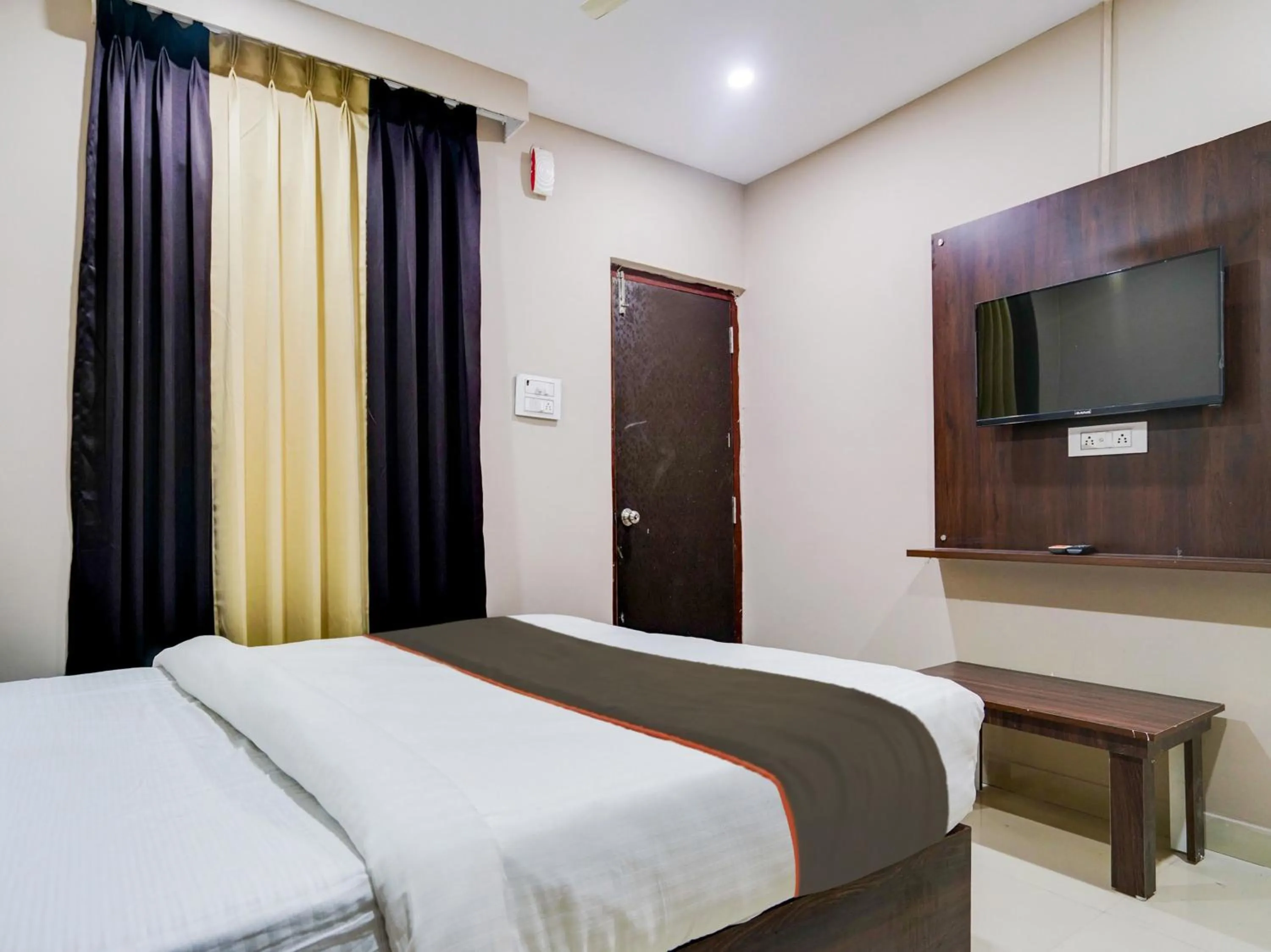 Bedroom, Bed in Super Collection O PNR COMFORT KHAIRATABAD