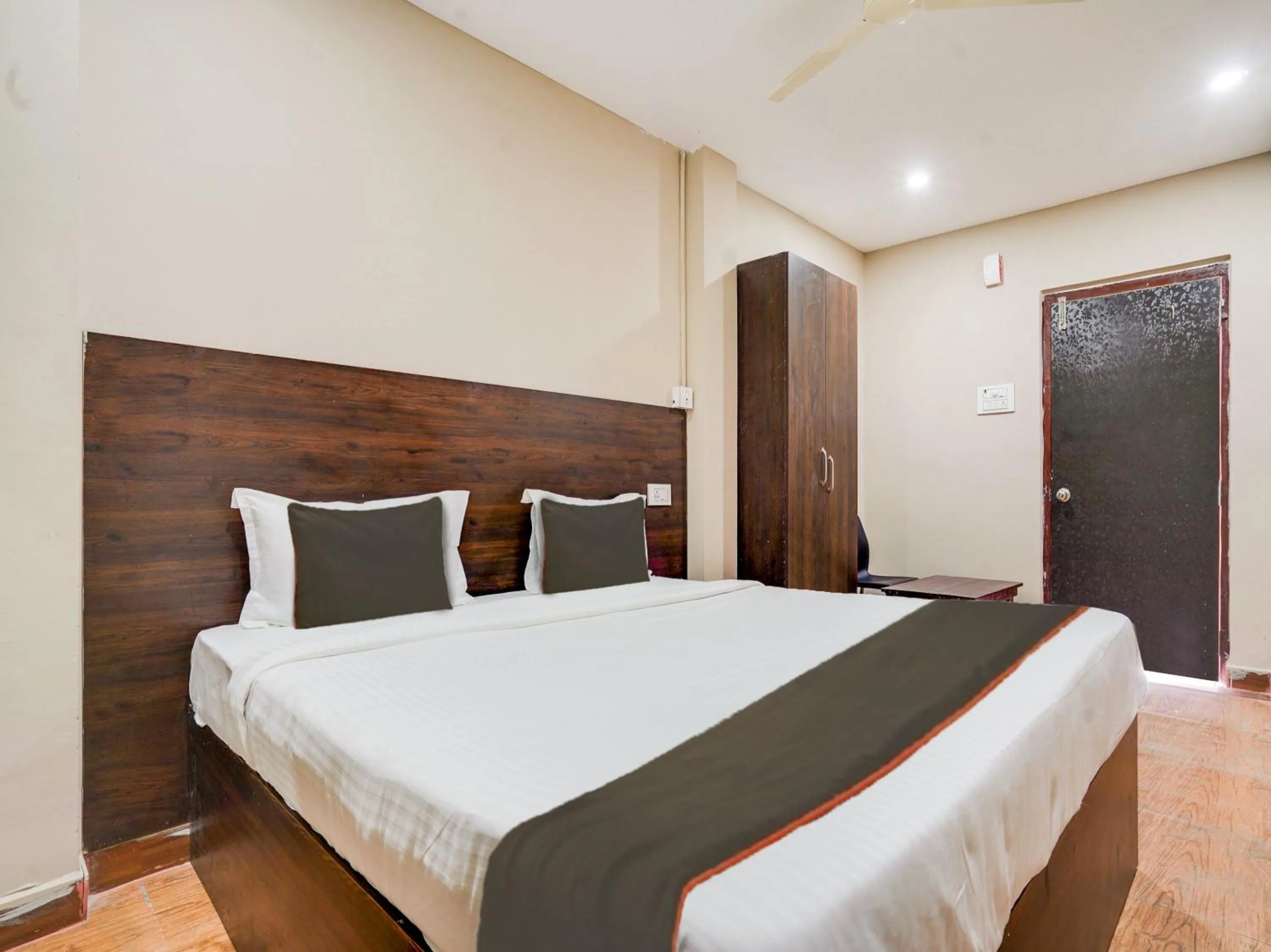Bedroom, Bed in Super Collection O PNR COMFORT KHAIRATABAD