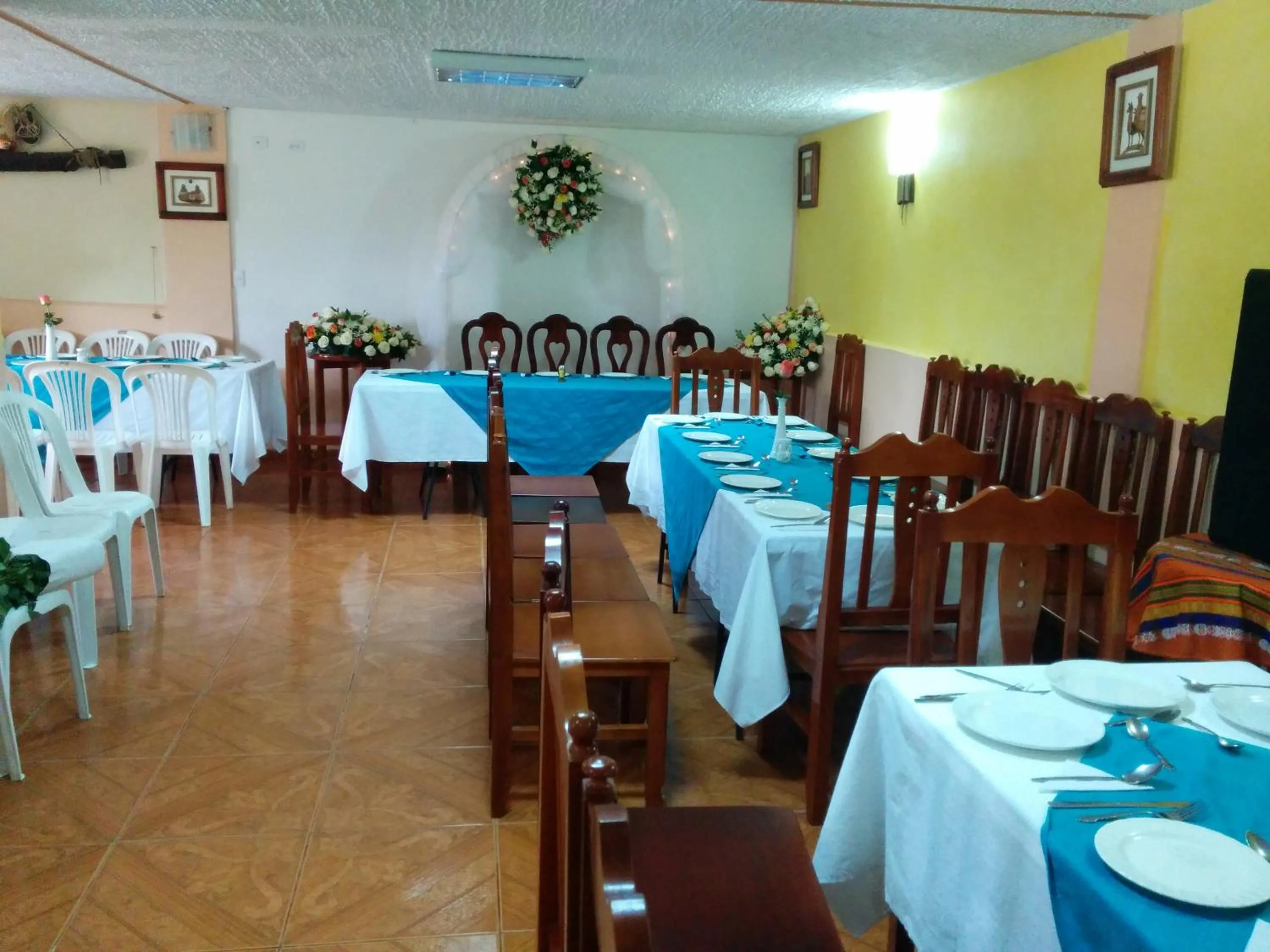 Restaurant/places to eat in Hostal Curiñan