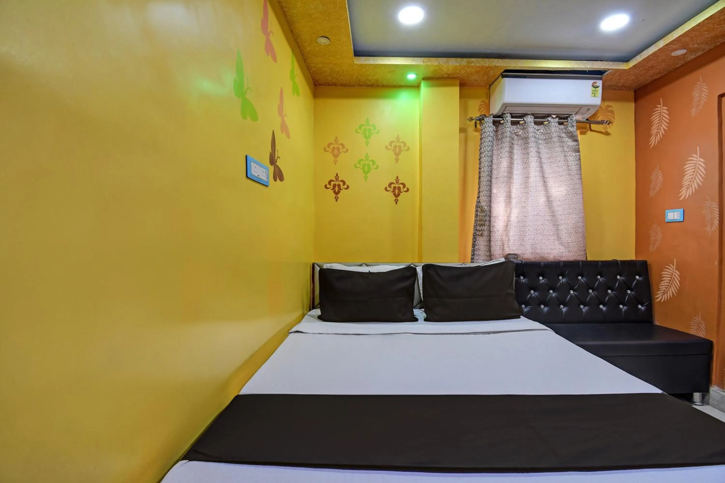 Facade/entrance, Bed in Hotel O Star View