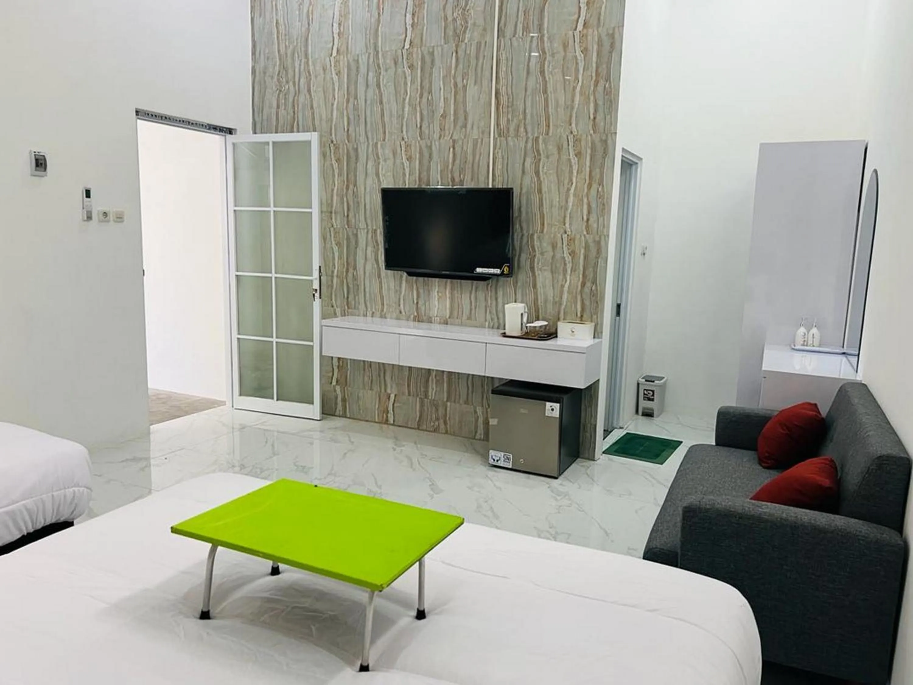 TV and multimedia, Bed in Urbanview Hotel Nimara Ngawi by RedDoorz