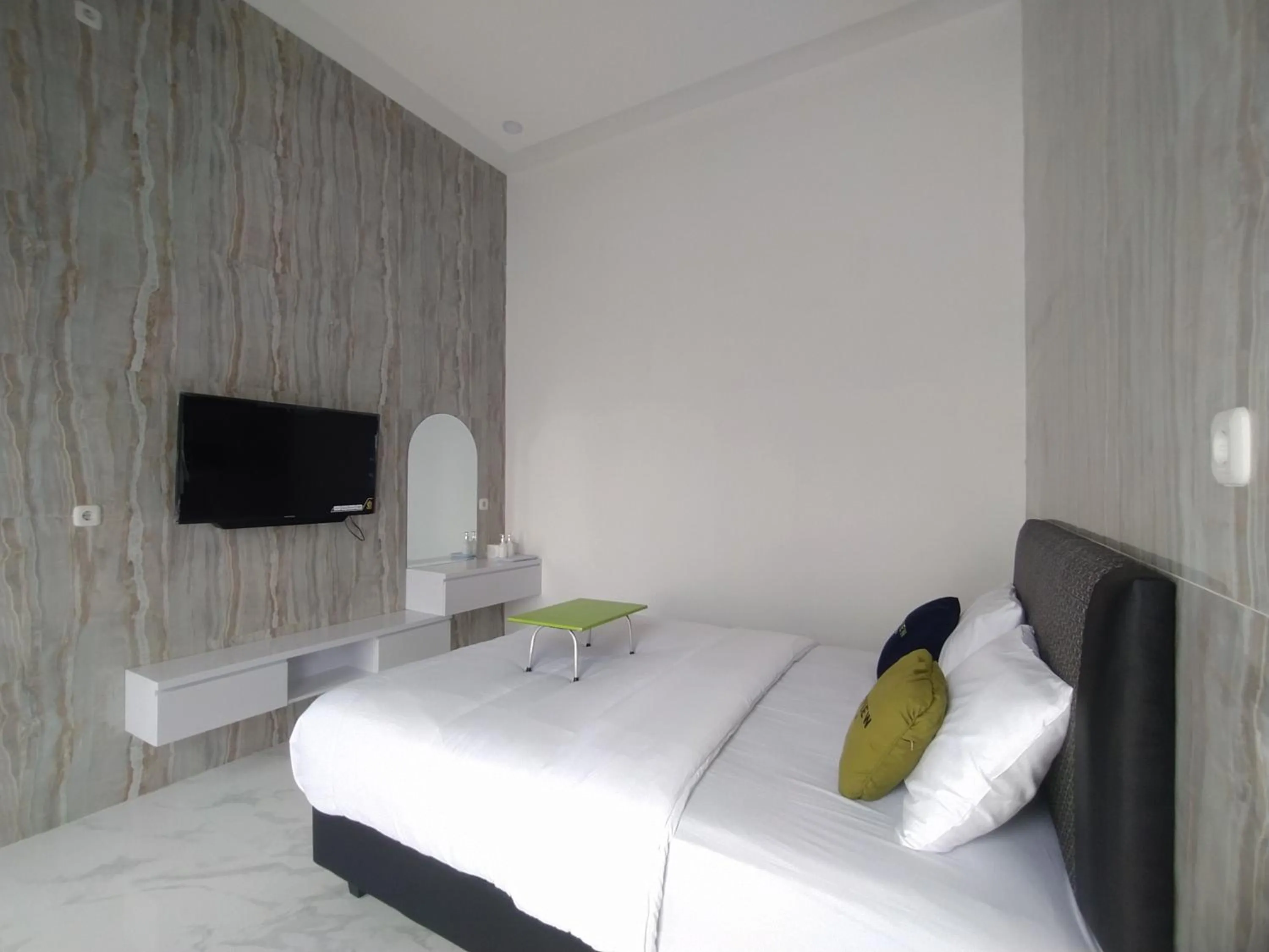Bedroom, Bed in Urbanview Hotel Nimara Ngawi by RedDoorz