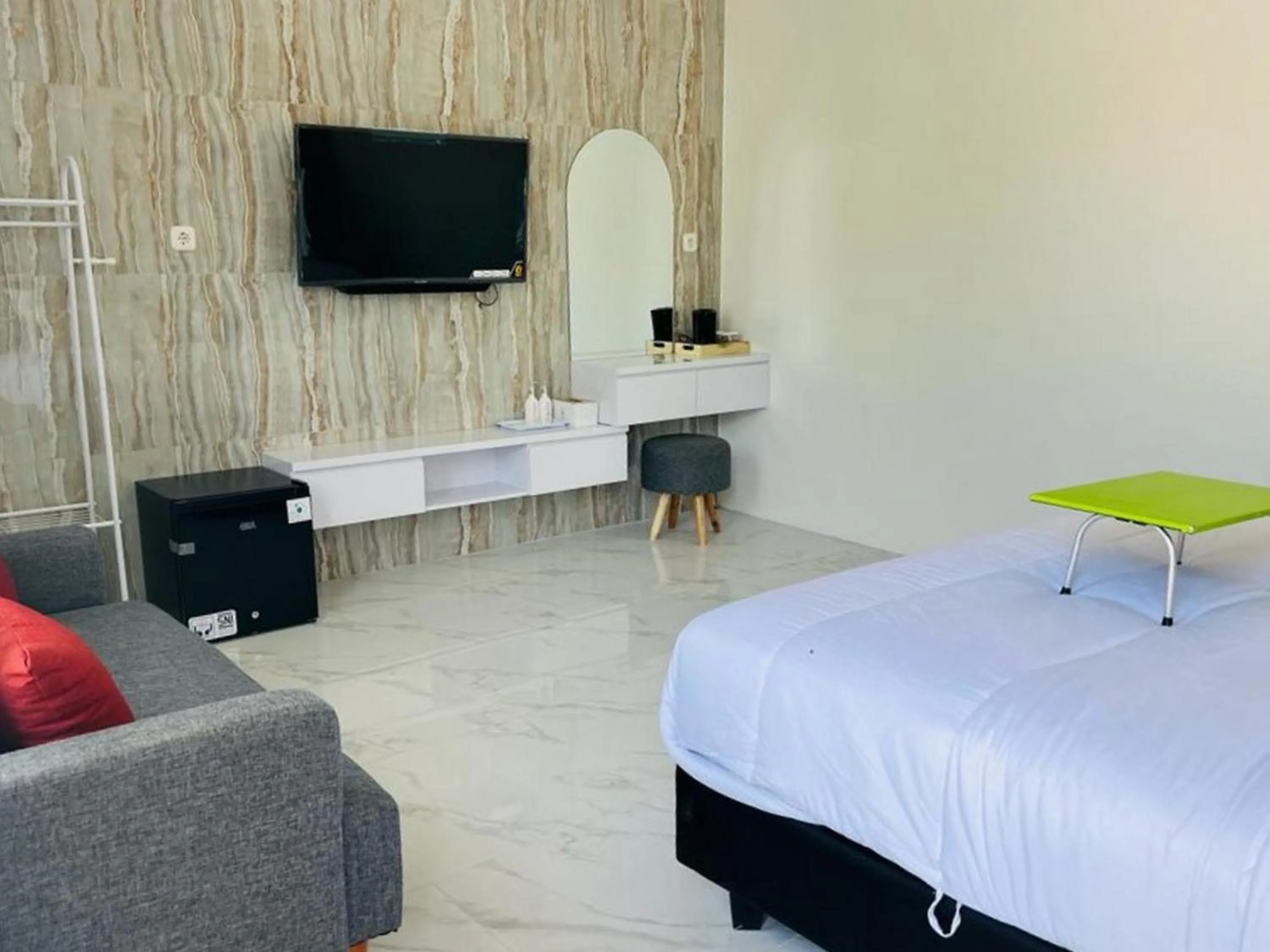 Bedroom, Bed in Urbanview Hotel Nimara Ngawi by RedDoorz