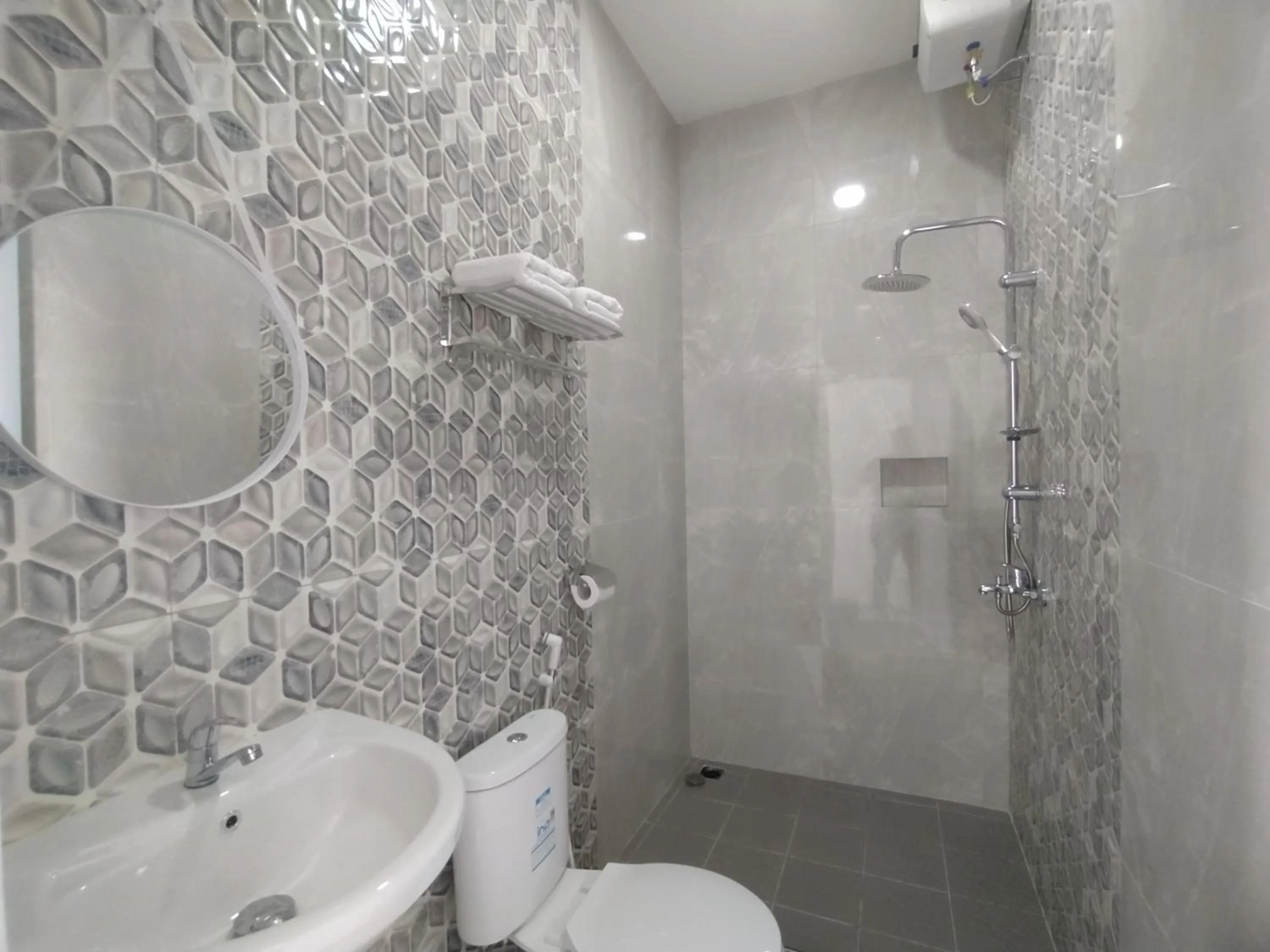 Bathroom in Urbanview Hotel Nimara Ngawi by RedDoorz