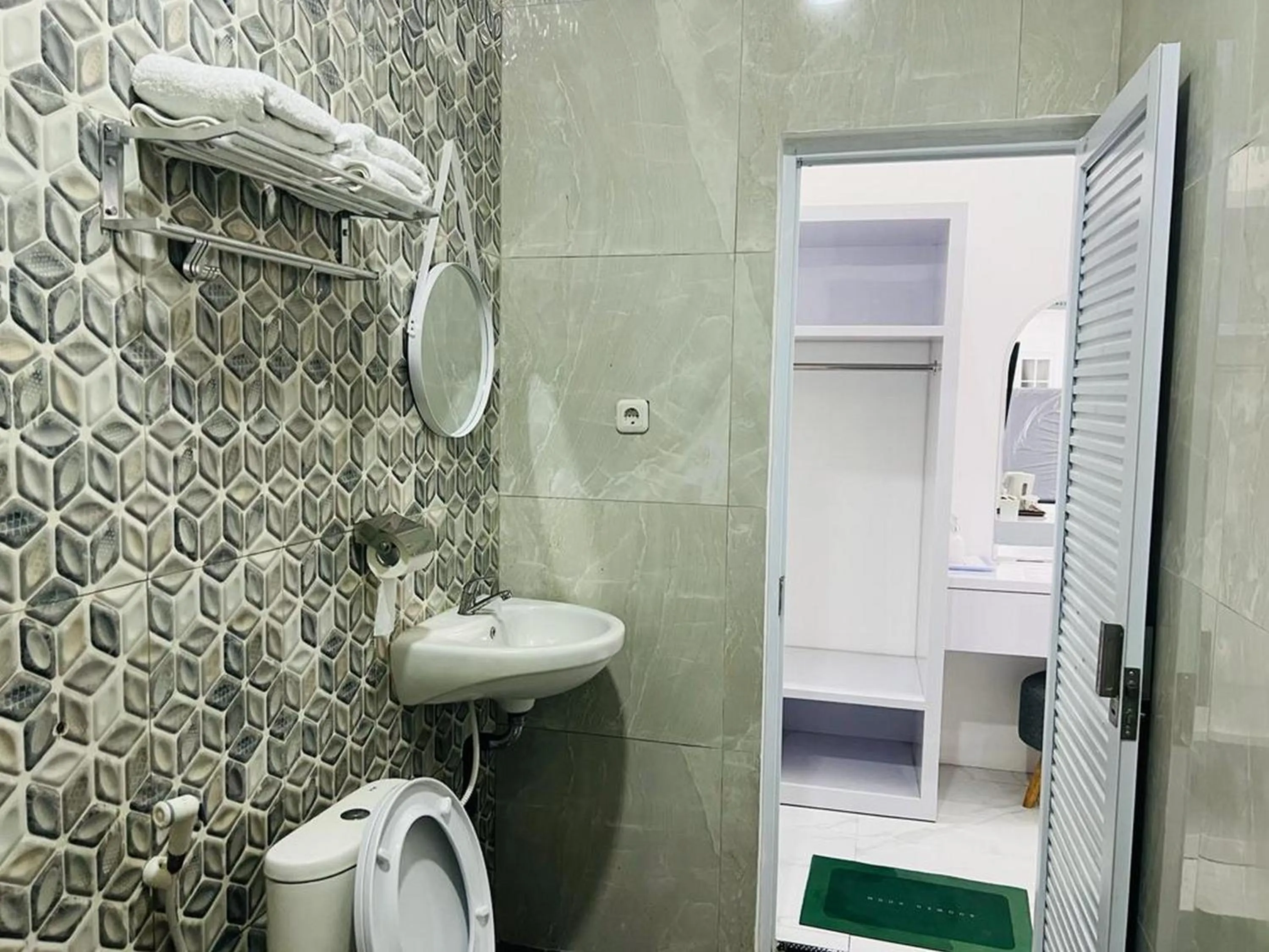 Bathroom in Urbanview Hotel Nimara Ngawi by RedDoorz