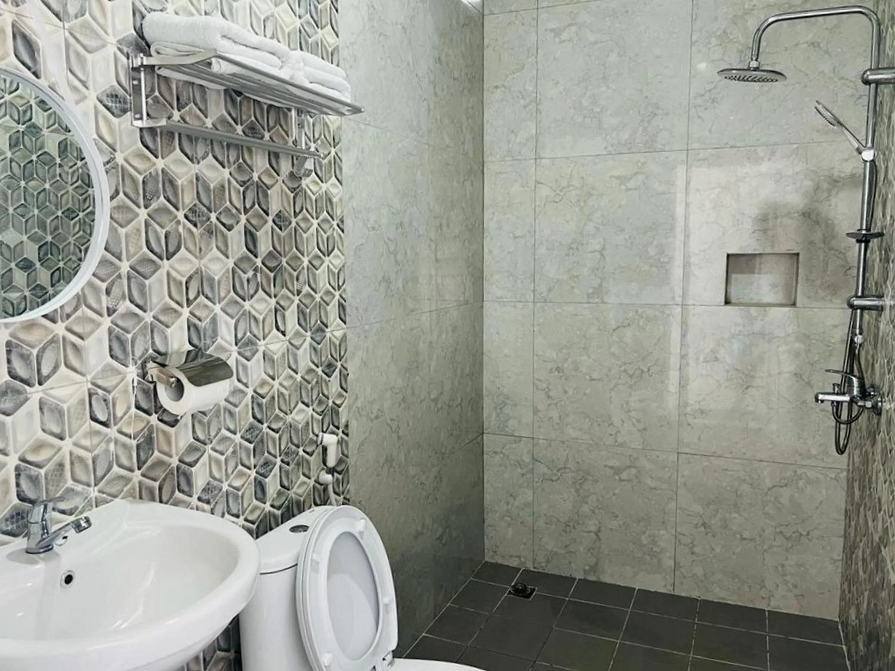 Bathroom in Urbanview Hotel Nimara Ngawi by RedDoorz