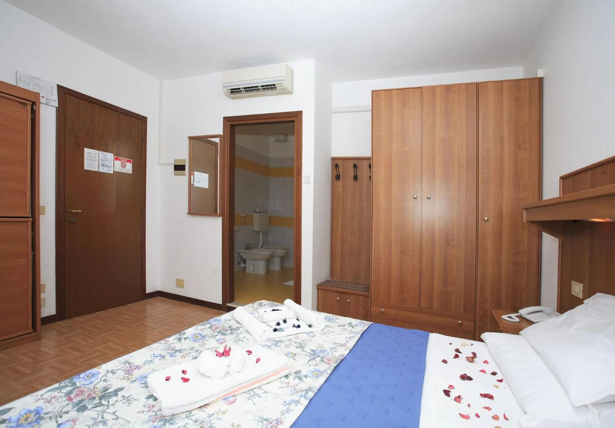 Photo of the whole room in Hotel Aspe