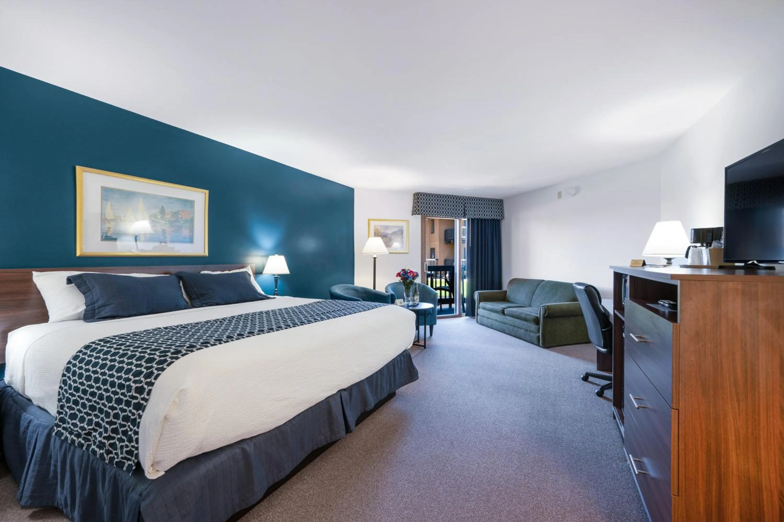 King Room with Balcony in Pine Grove Resort