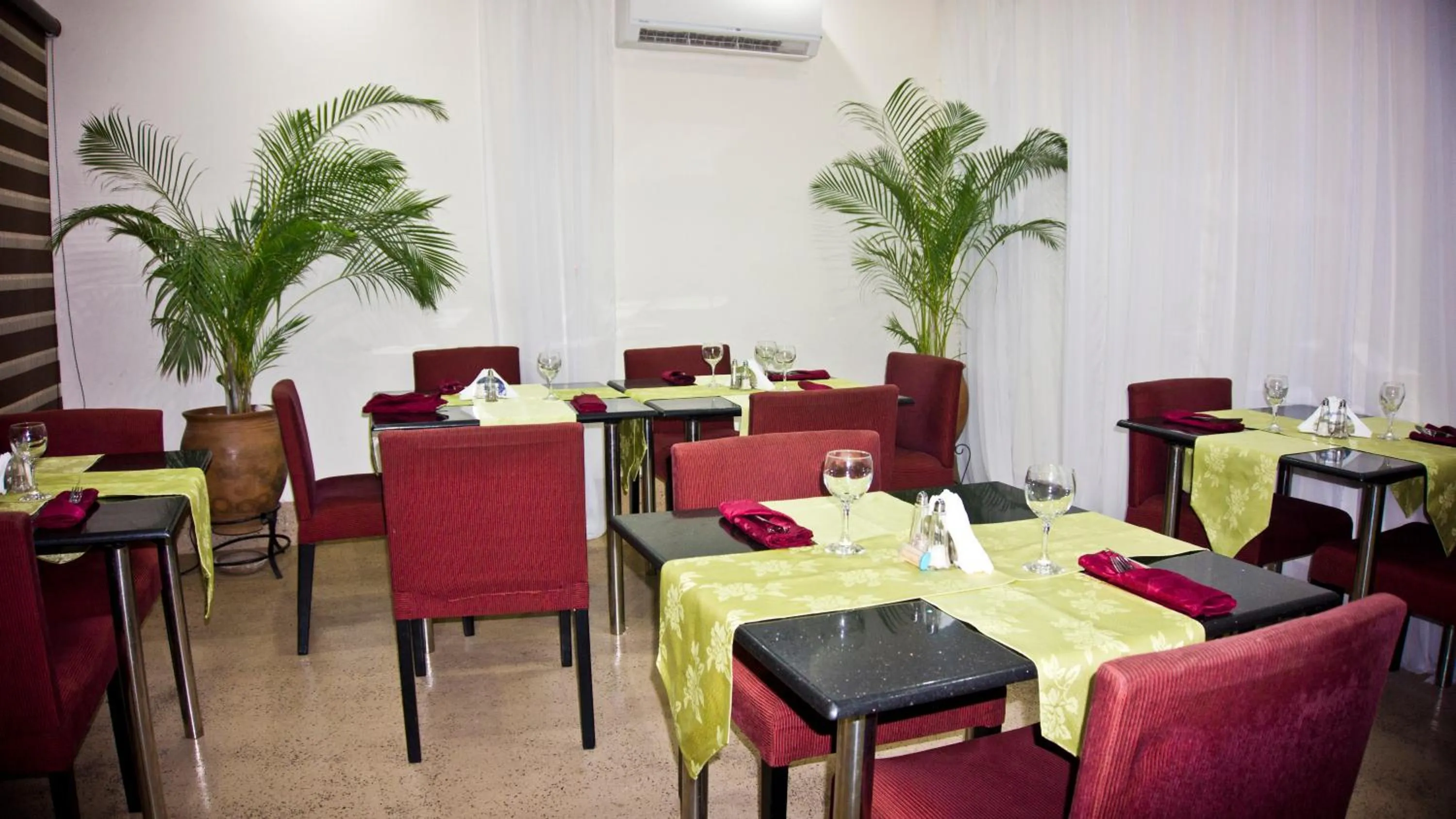 Restaurant/places to eat in Tropical Enclave Hotel
