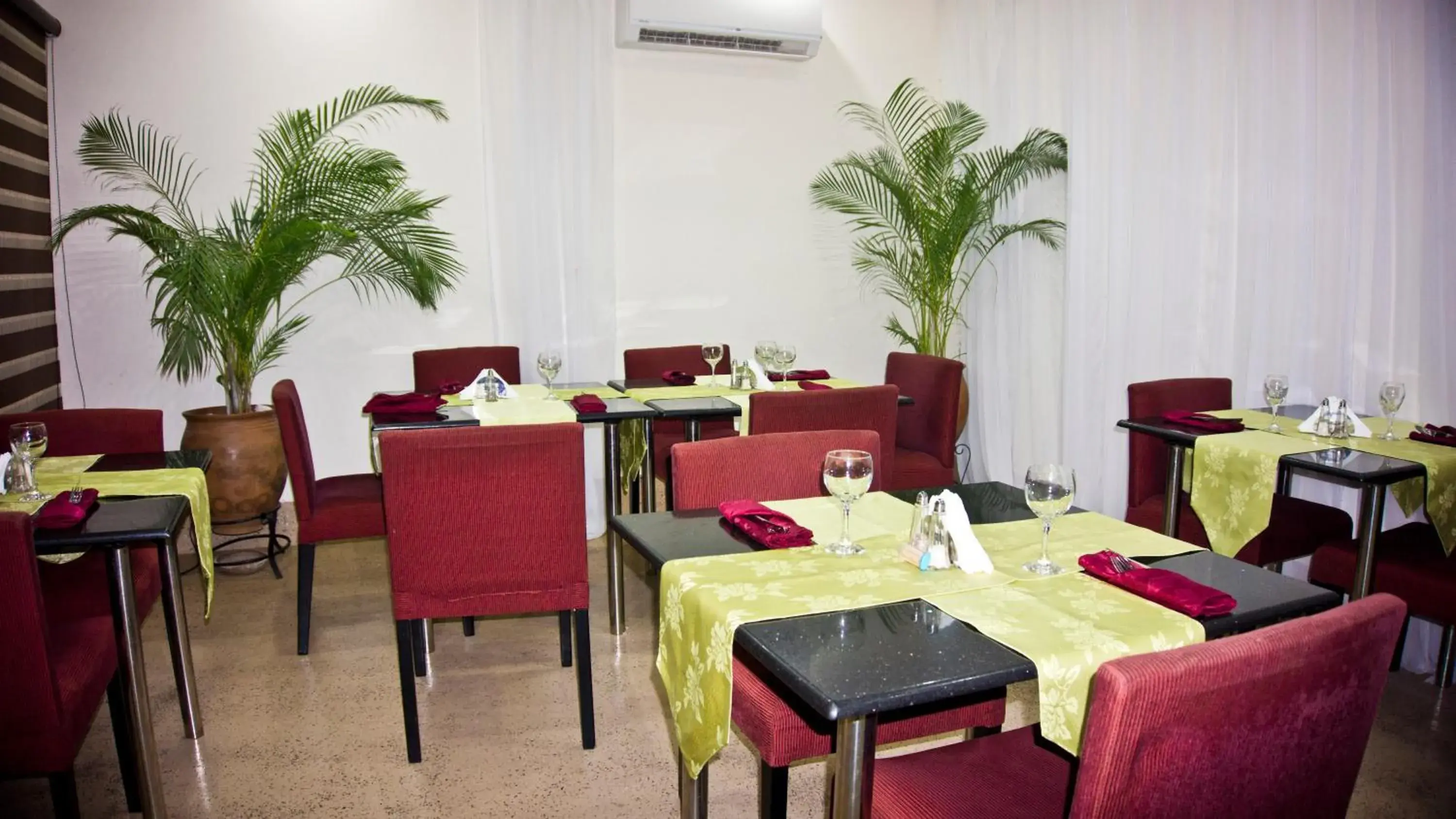 Restaurant/places to eat in Tropical Enclave Hotel Restaurant/places to eat in Tropical Enclave Hotel