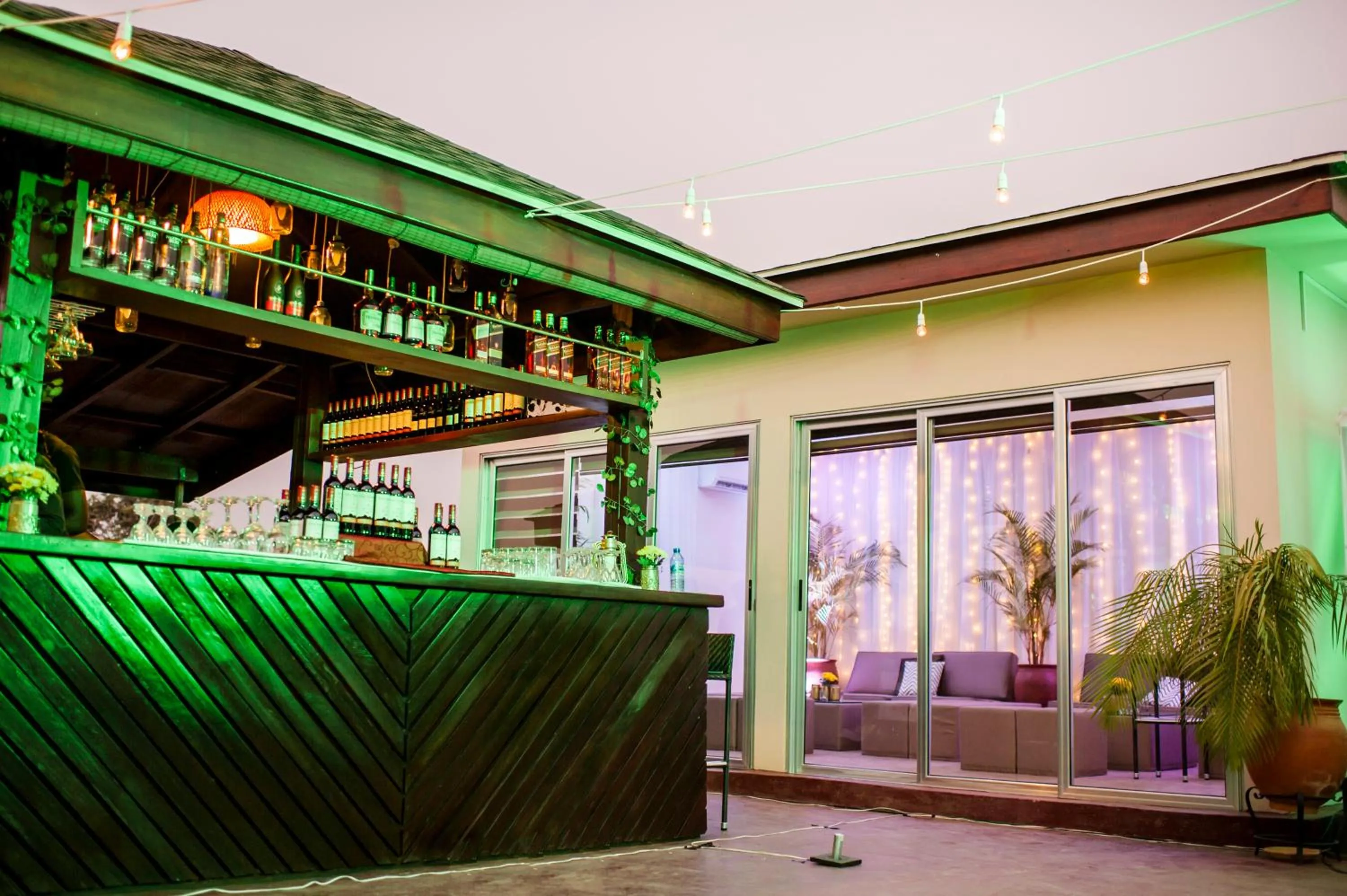 Lounge or bar in Tropical Enclave Hotel