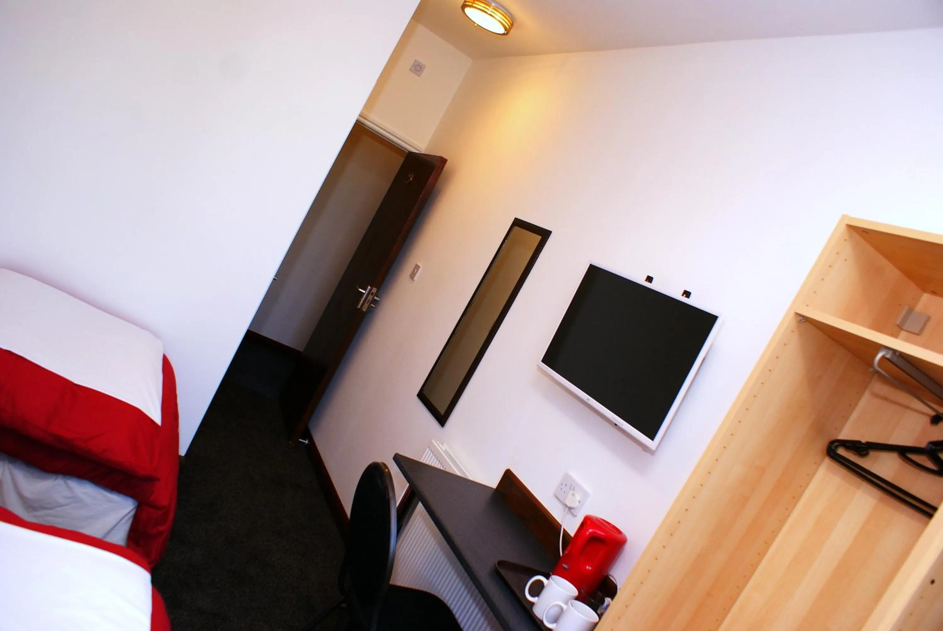 Photo of the whole room, Bed in The Hindes Hotel