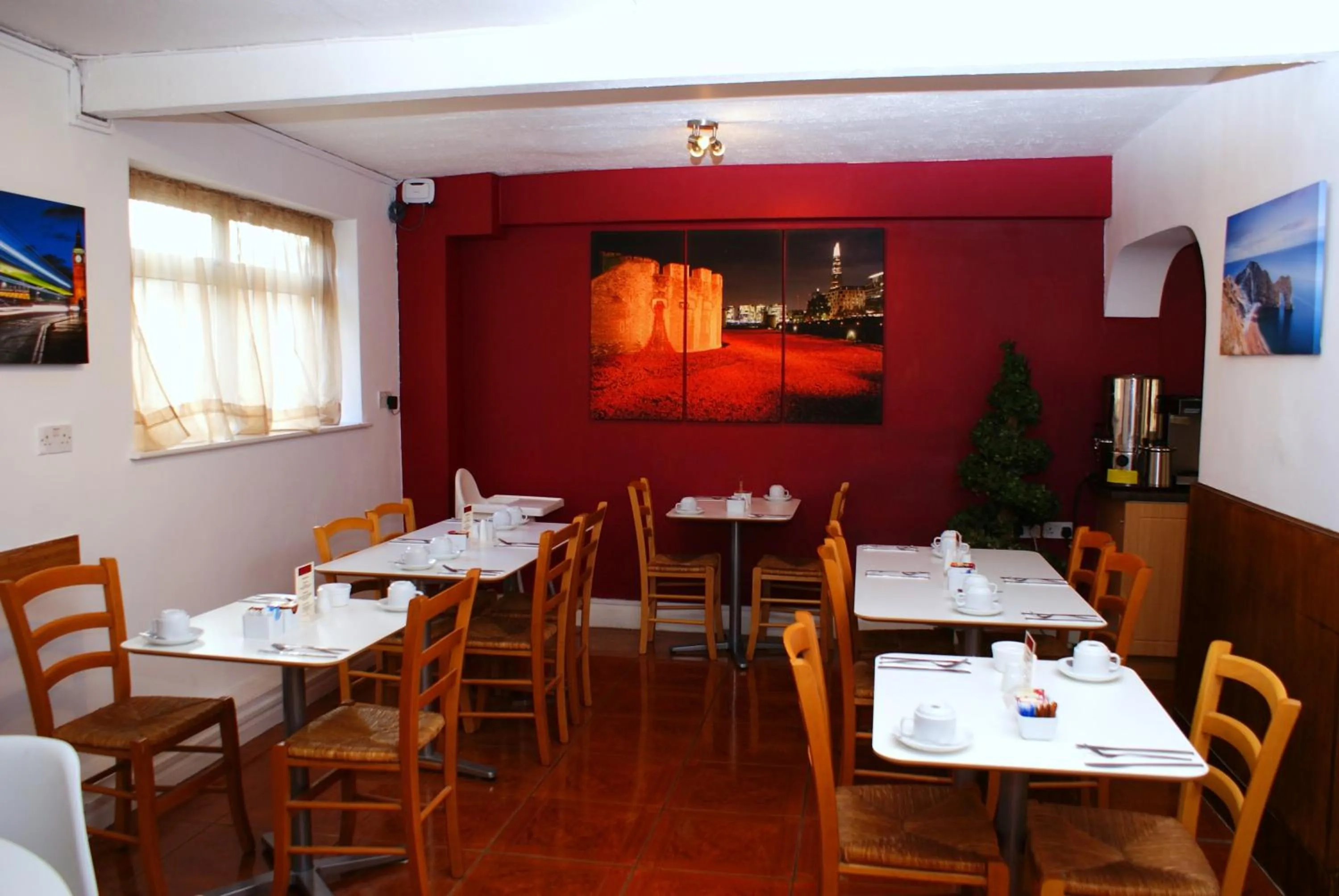 Restaurant/places to eat in The Hindes Hotel