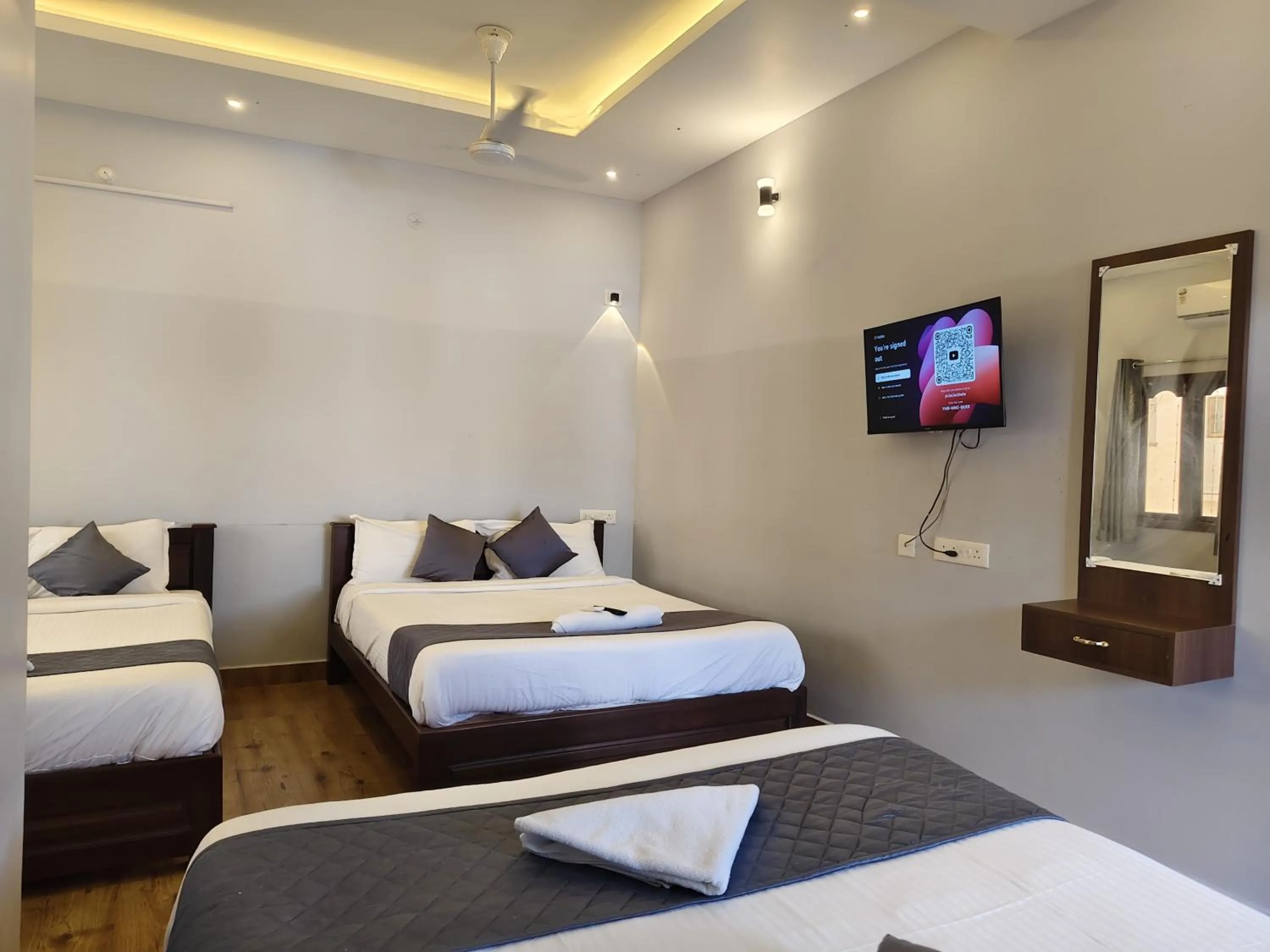 Bedroom, Bed in Lax Residency, White Town, Pondicherry