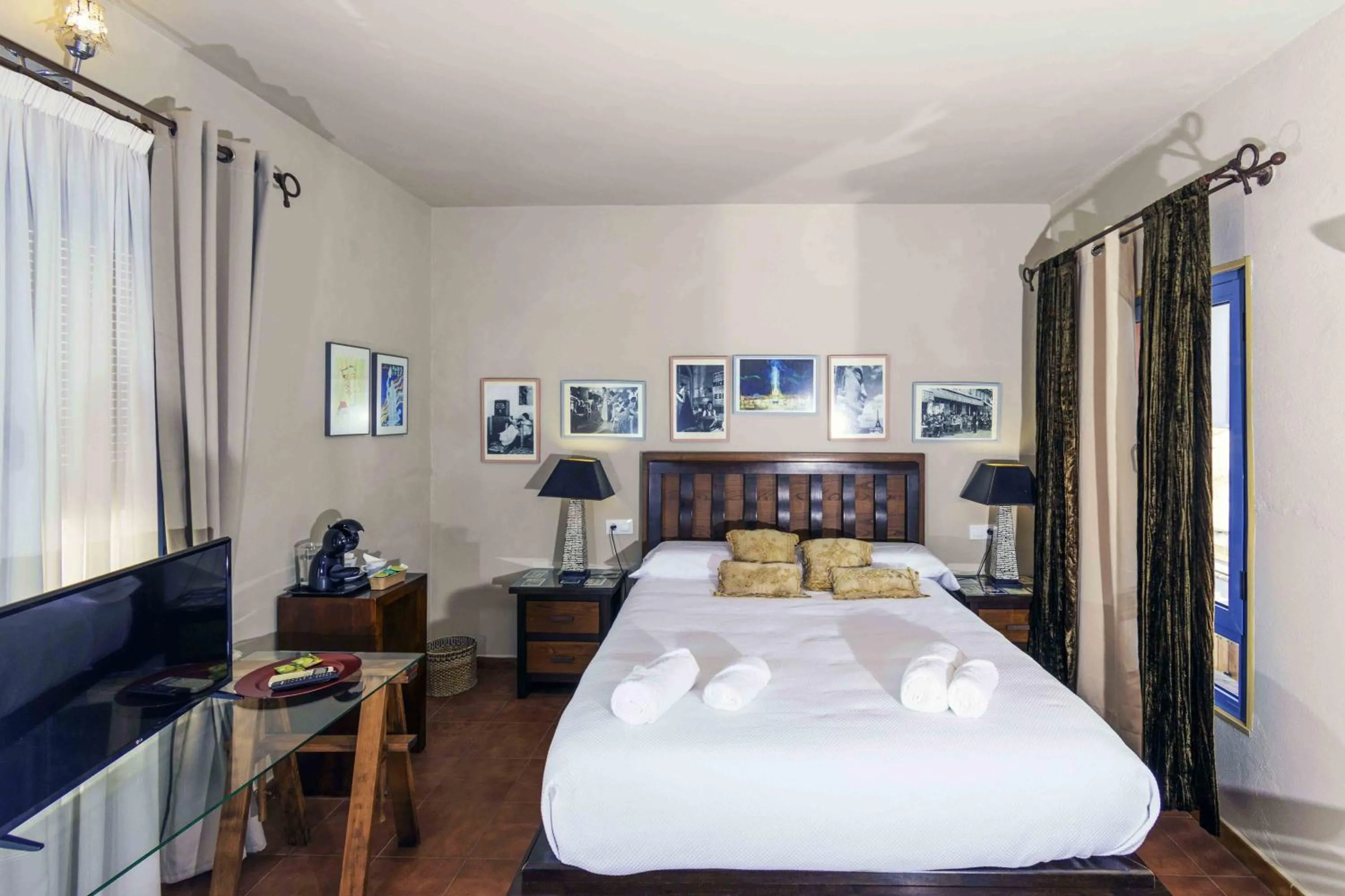 Photo of the whole room, Bed in Hotel Utopía