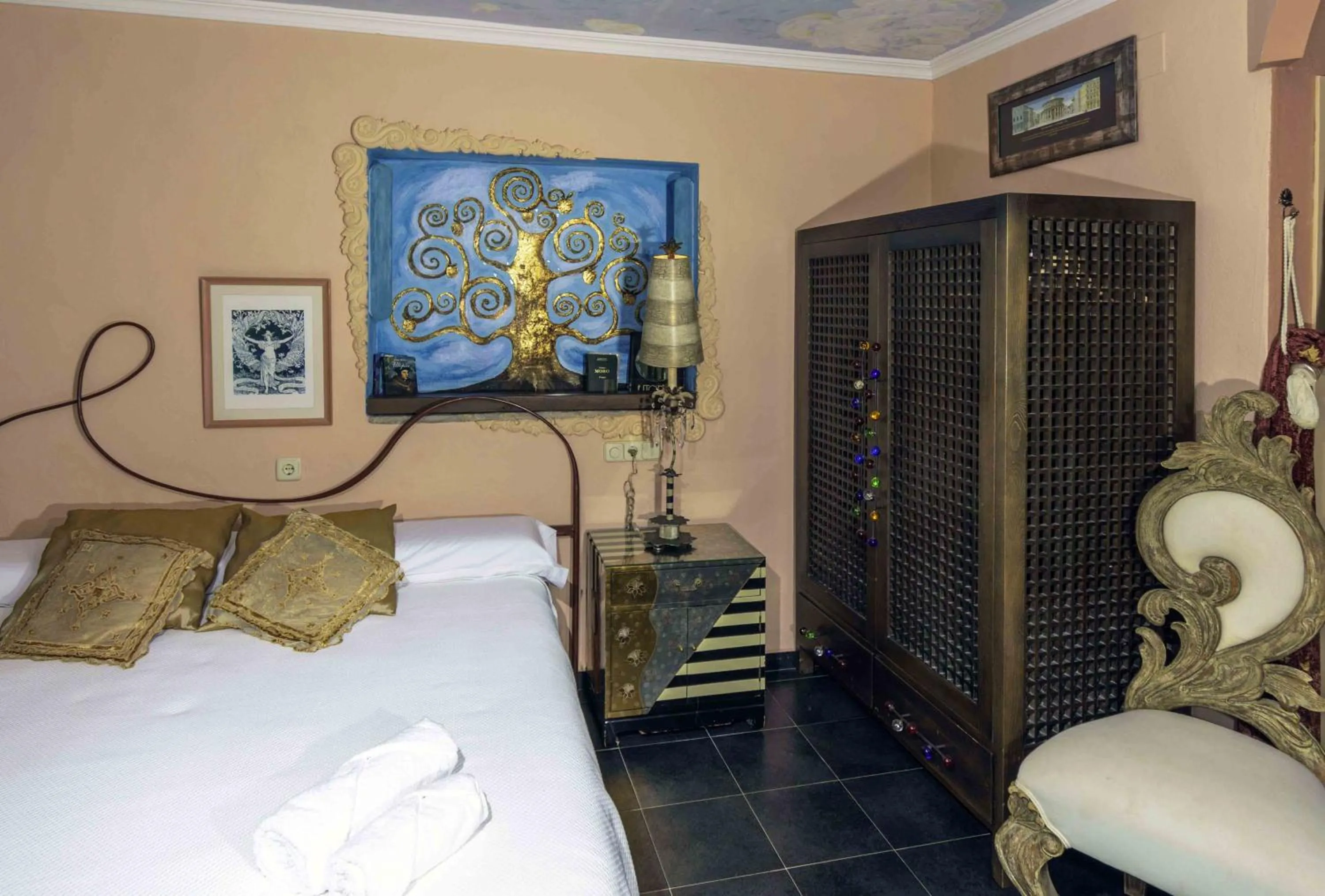 Decorative detail, Bed in Hotel Utopía