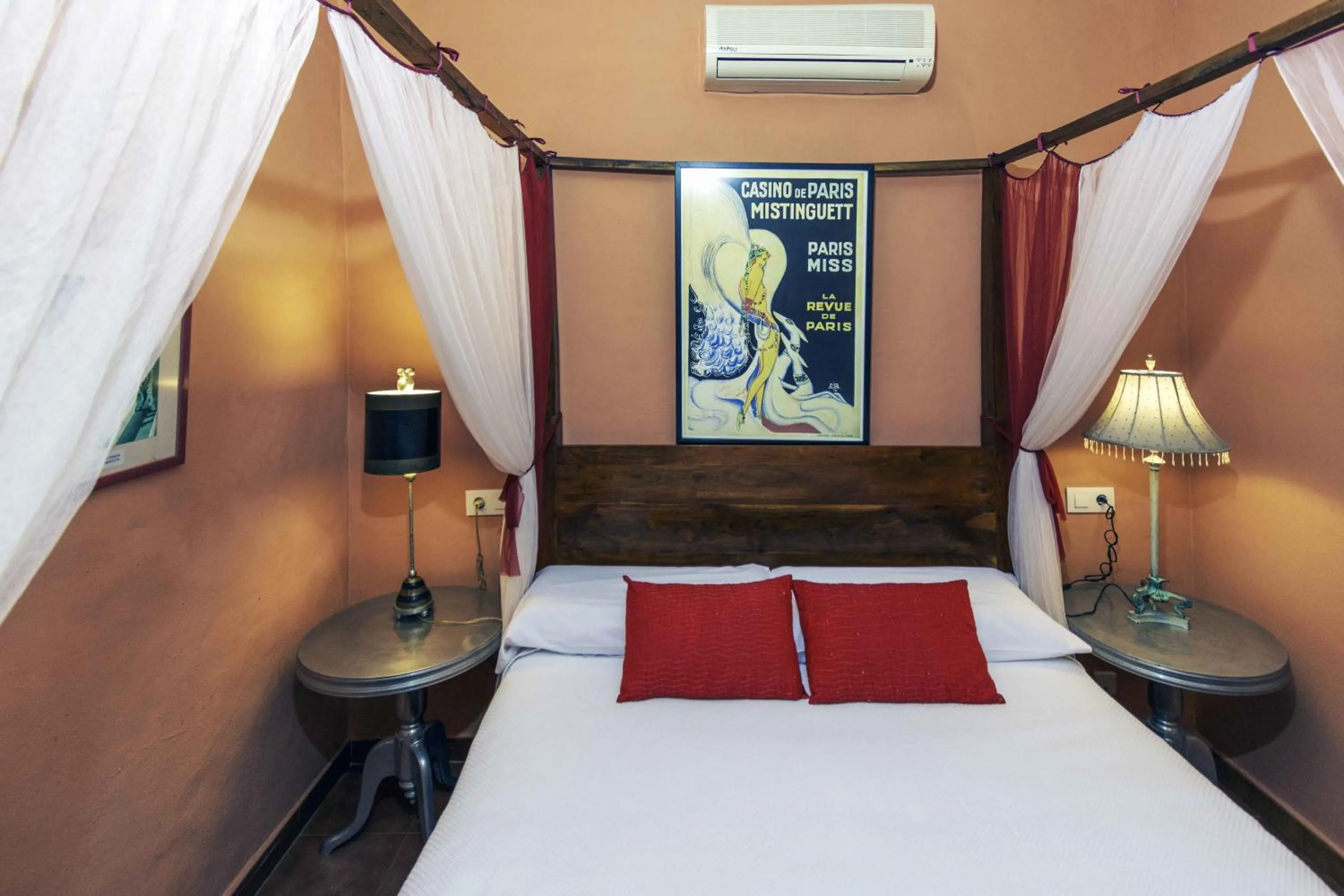 Photo of the whole room, Bed in Hotel Utopía
