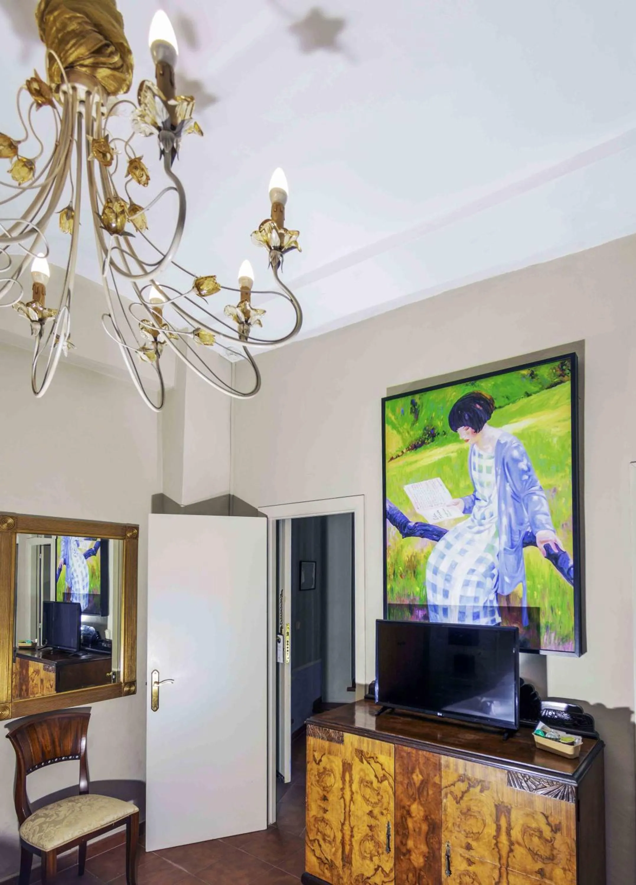 Photo of the whole room in Hotel Utopía