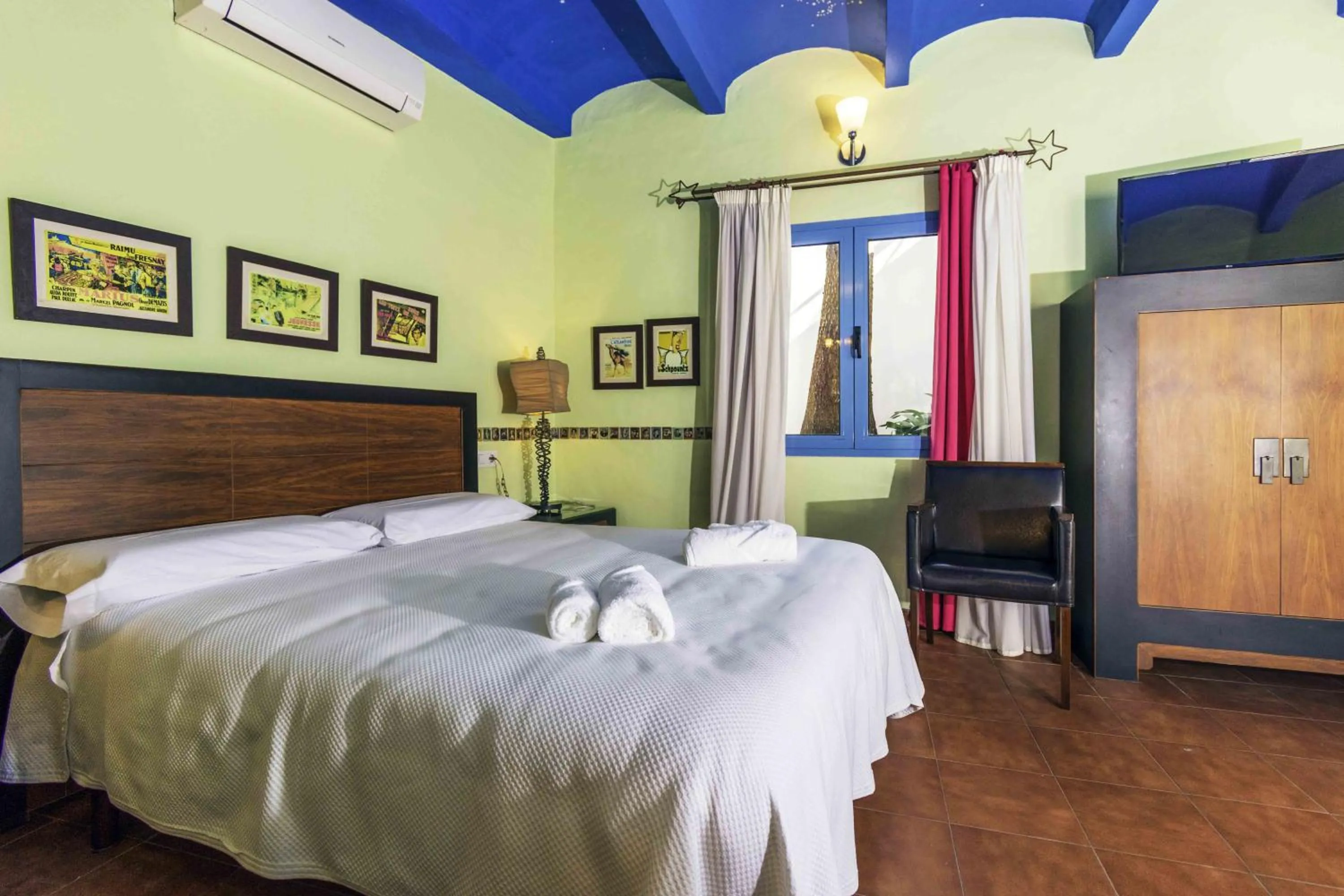 Photo of the whole room, Bed in Hotel Utopía