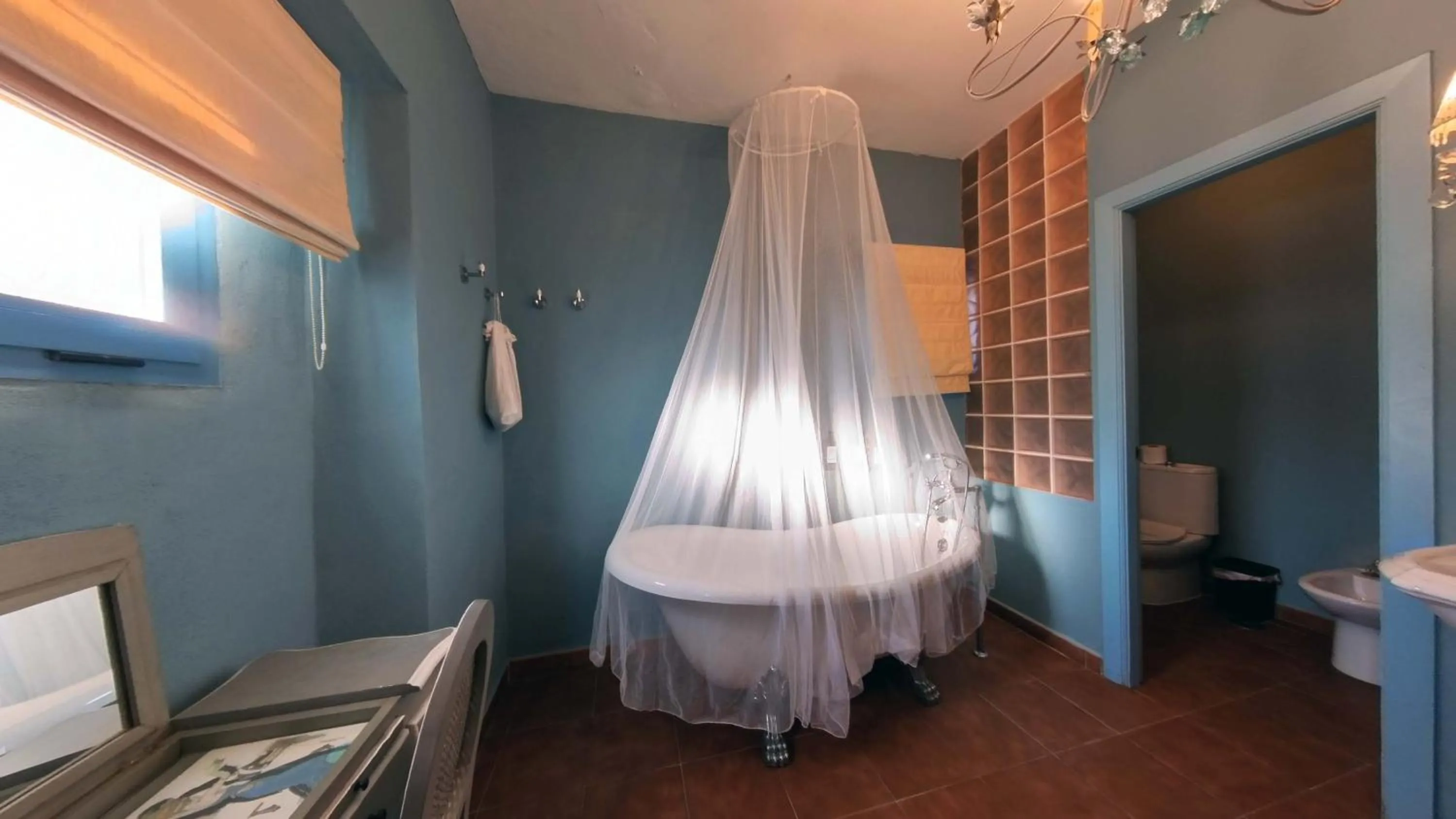Bathroom, Bed in Hotel Utopía