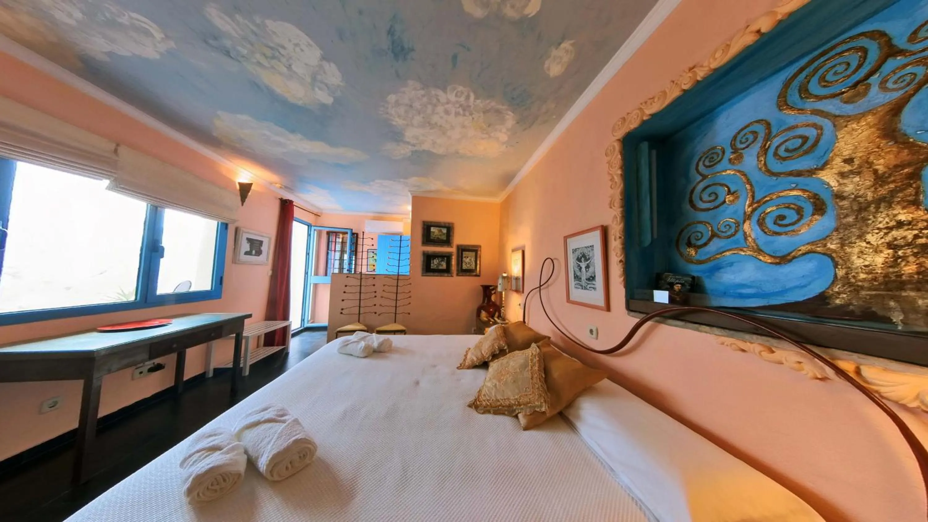 Photo of the whole room, Bed in Hotel Utopía