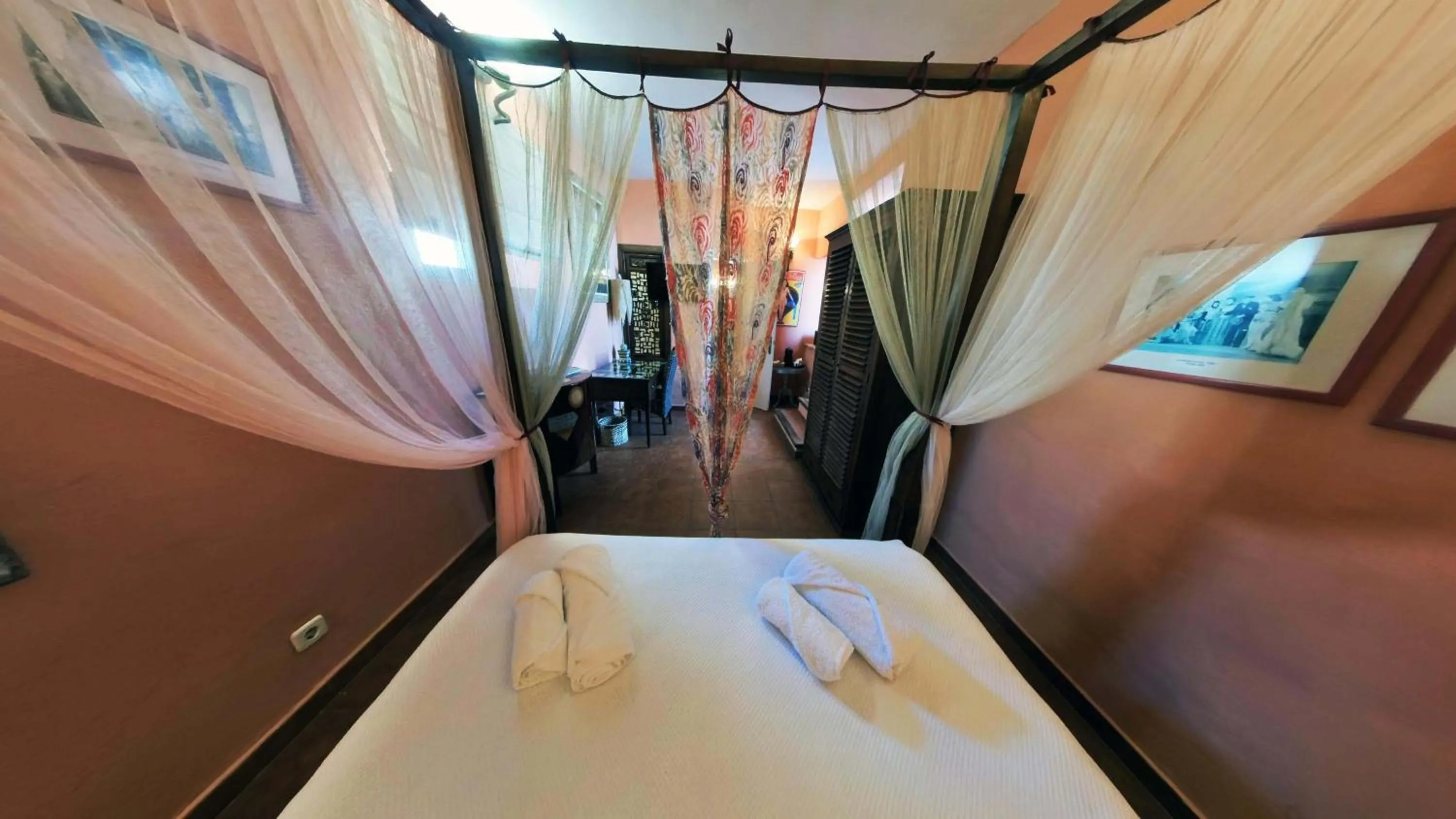 Photo of the whole room, Bed in Hotel Utopía