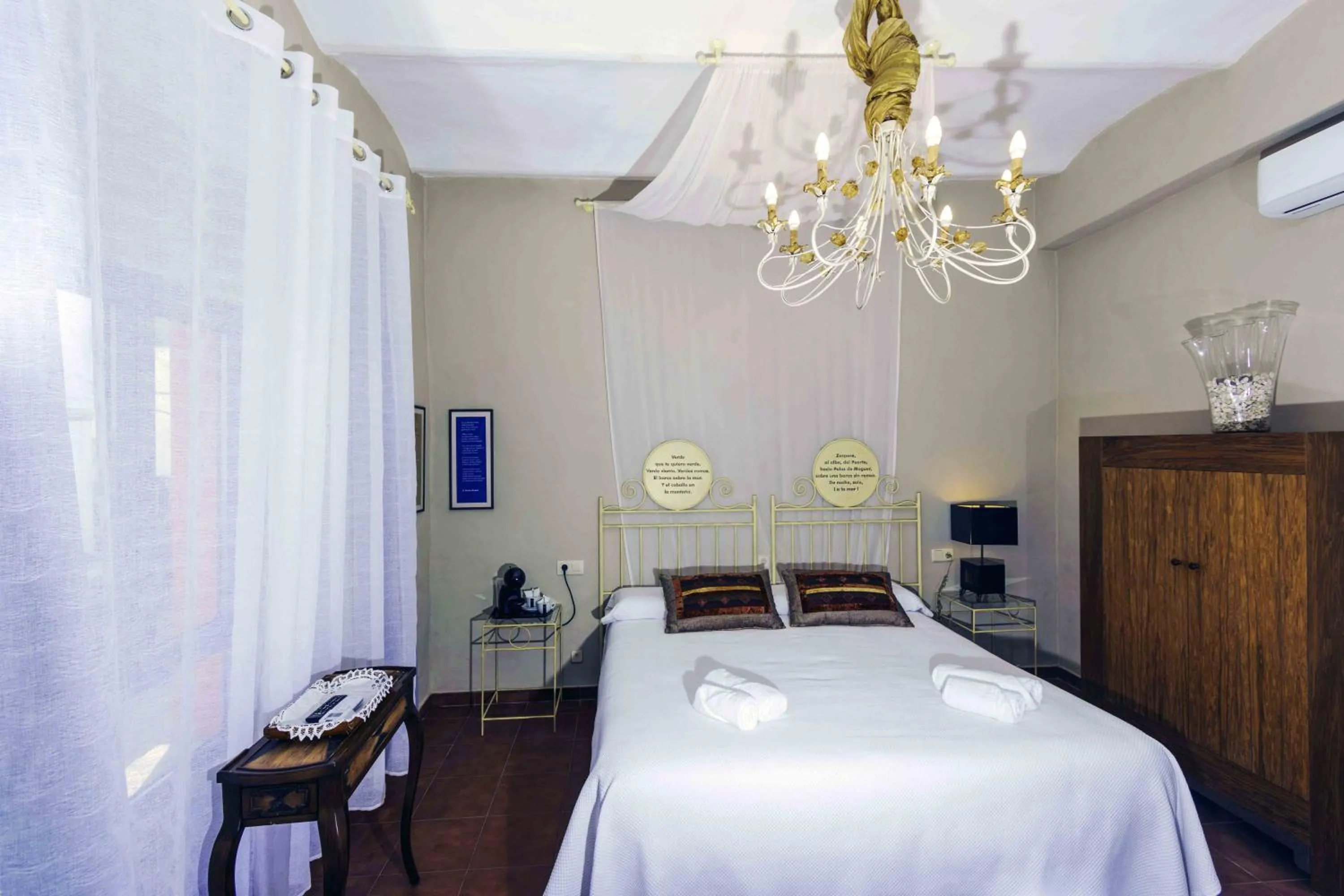 Photo of the whole room, Bed in Hotel Utopía