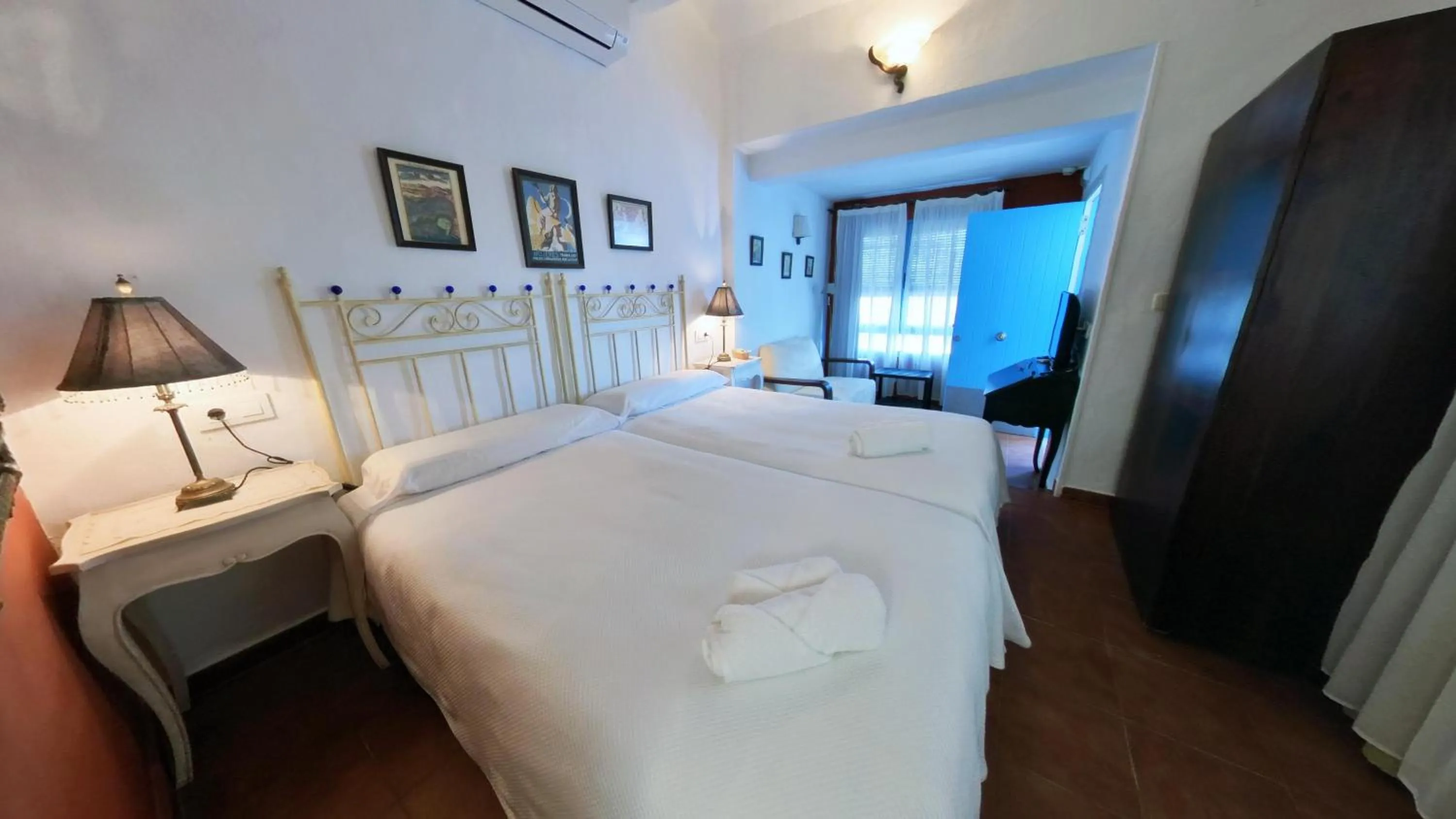 Photo of the whole room, Bed in Hotel Utopía