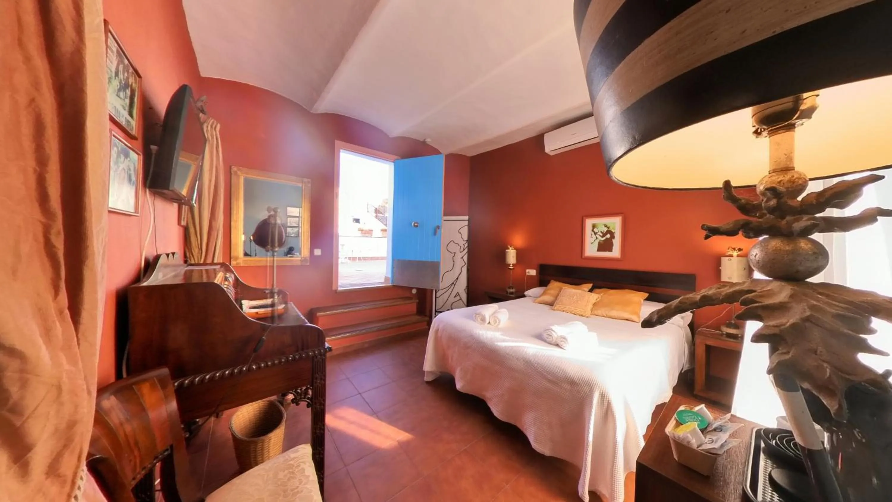Photo of the whole room, Bed in Hotel Utopía