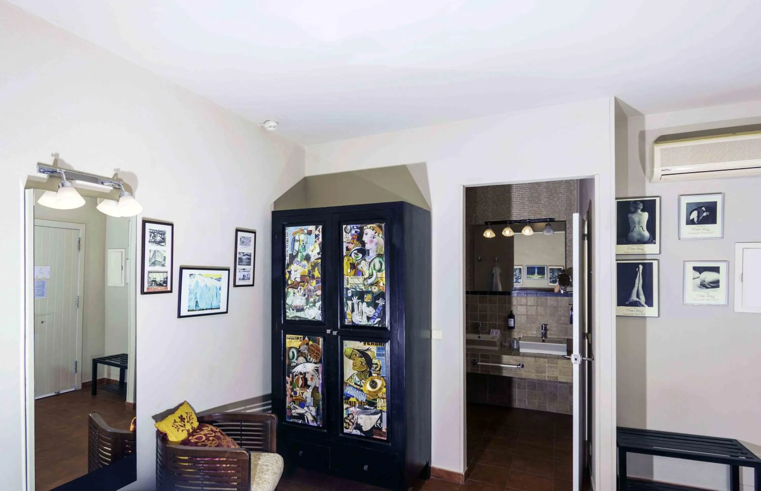 Photo of the whole room in Hotel Utopía