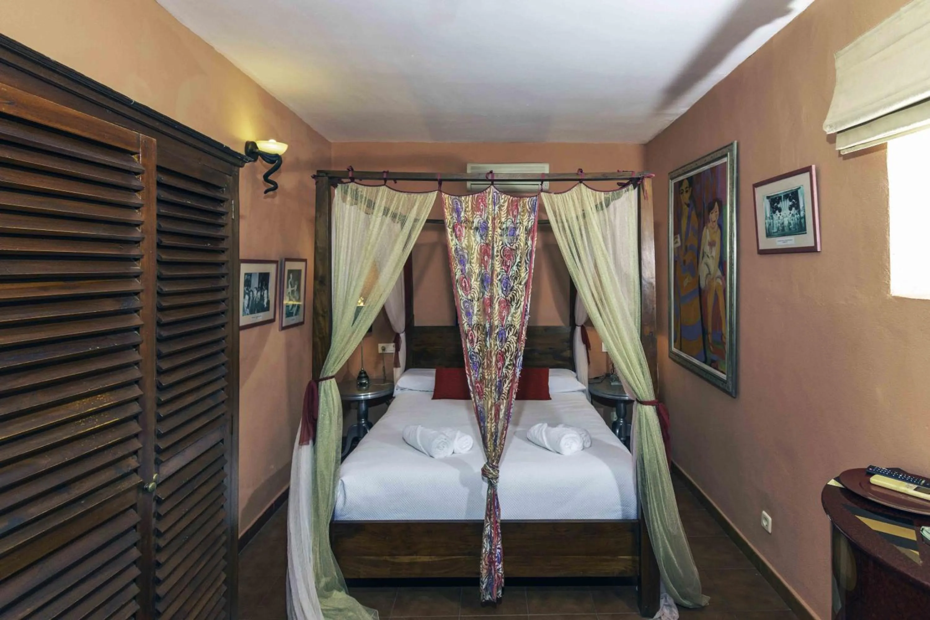 Photo of the whole room, Bed in Hotel Utopía