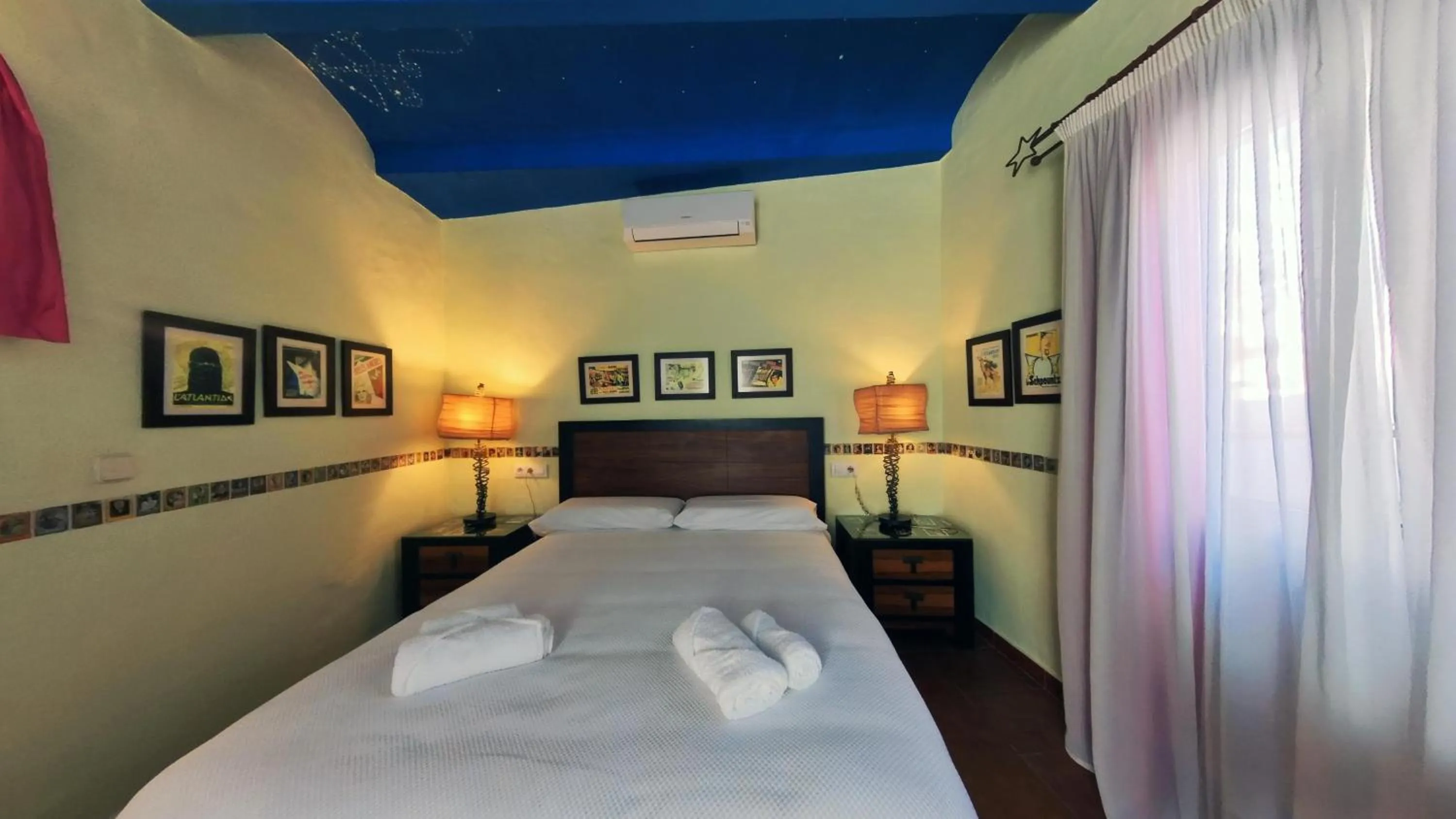 Photo of the whole room, Bed in Hotel Utopía