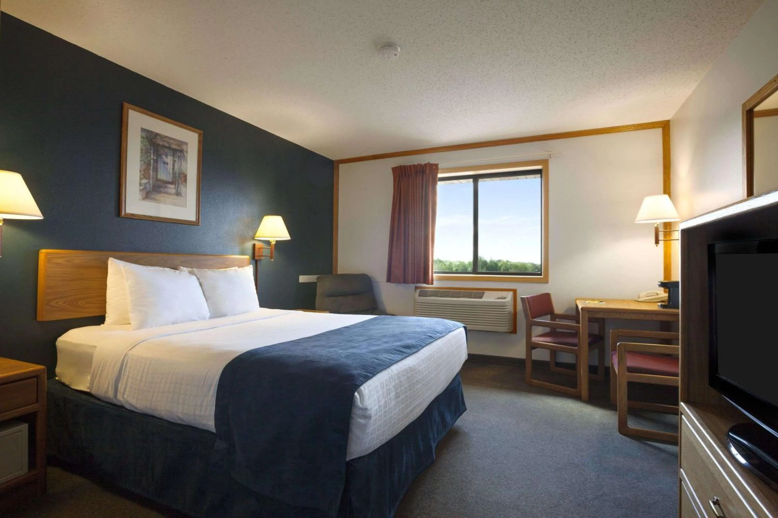 Photo of the whole room, Bed in Super 8 by Wyndham Eveleth