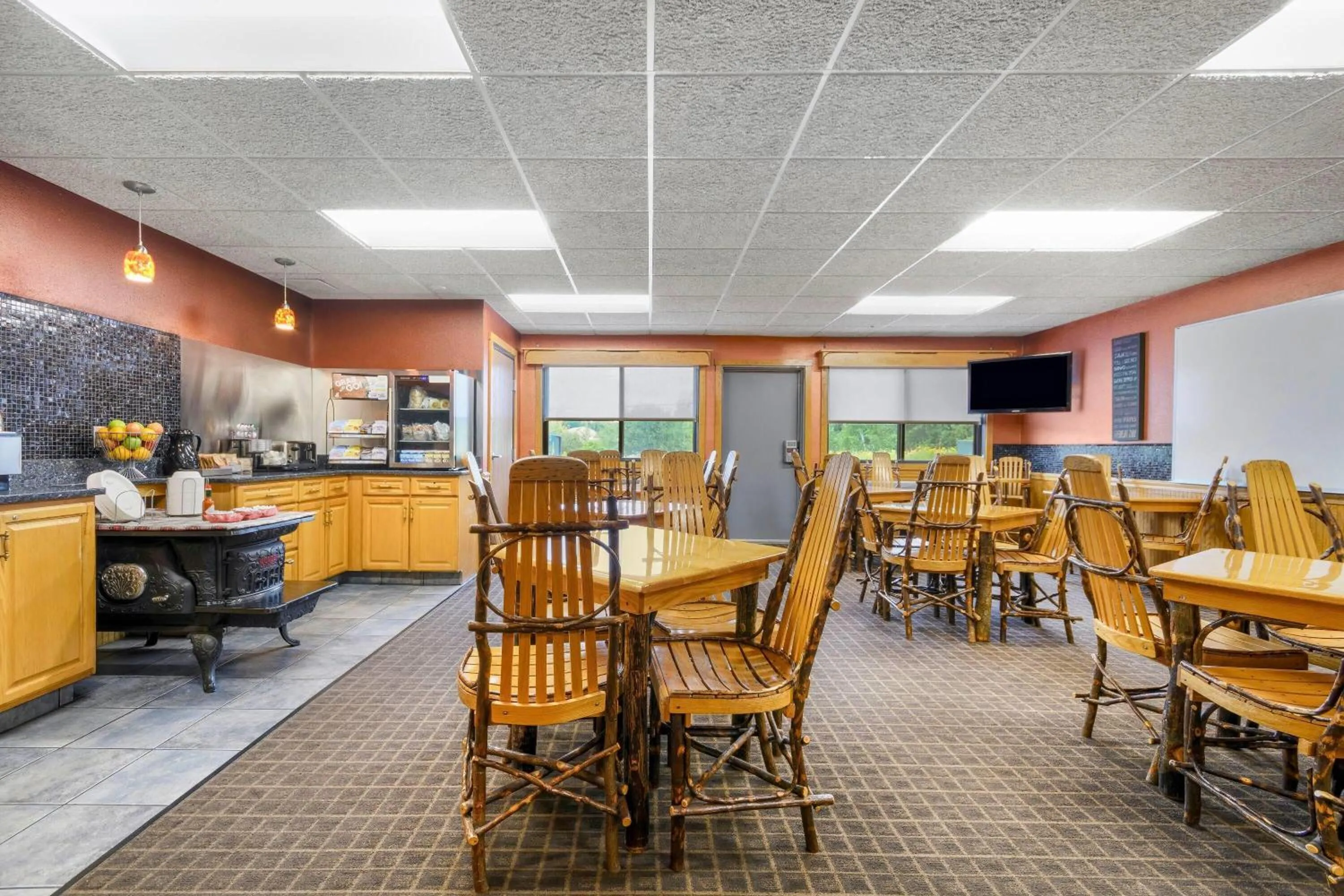 Restaurant/places to eat in Super 8 by Wyndham Eveleth