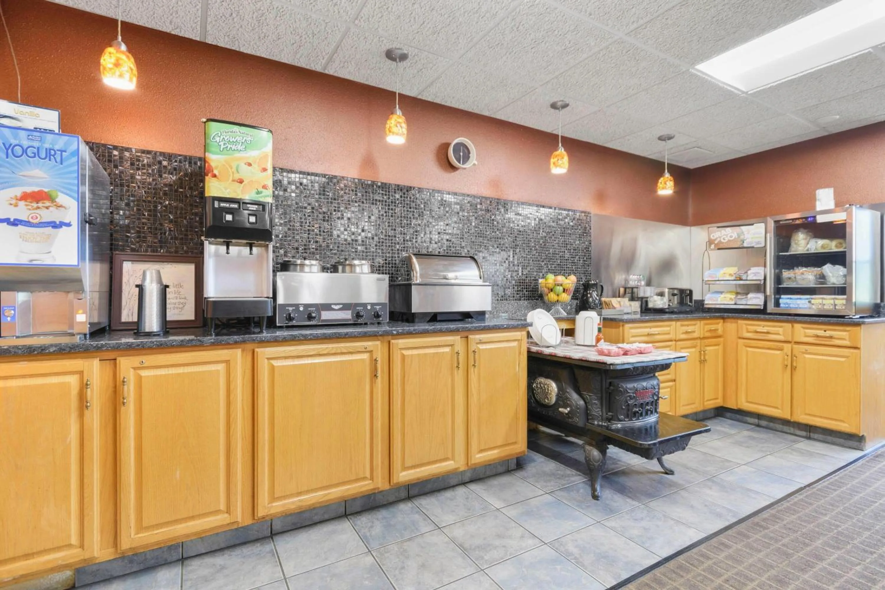 Restaurant/places to eat in Super 8 by Wyndham Eveleth