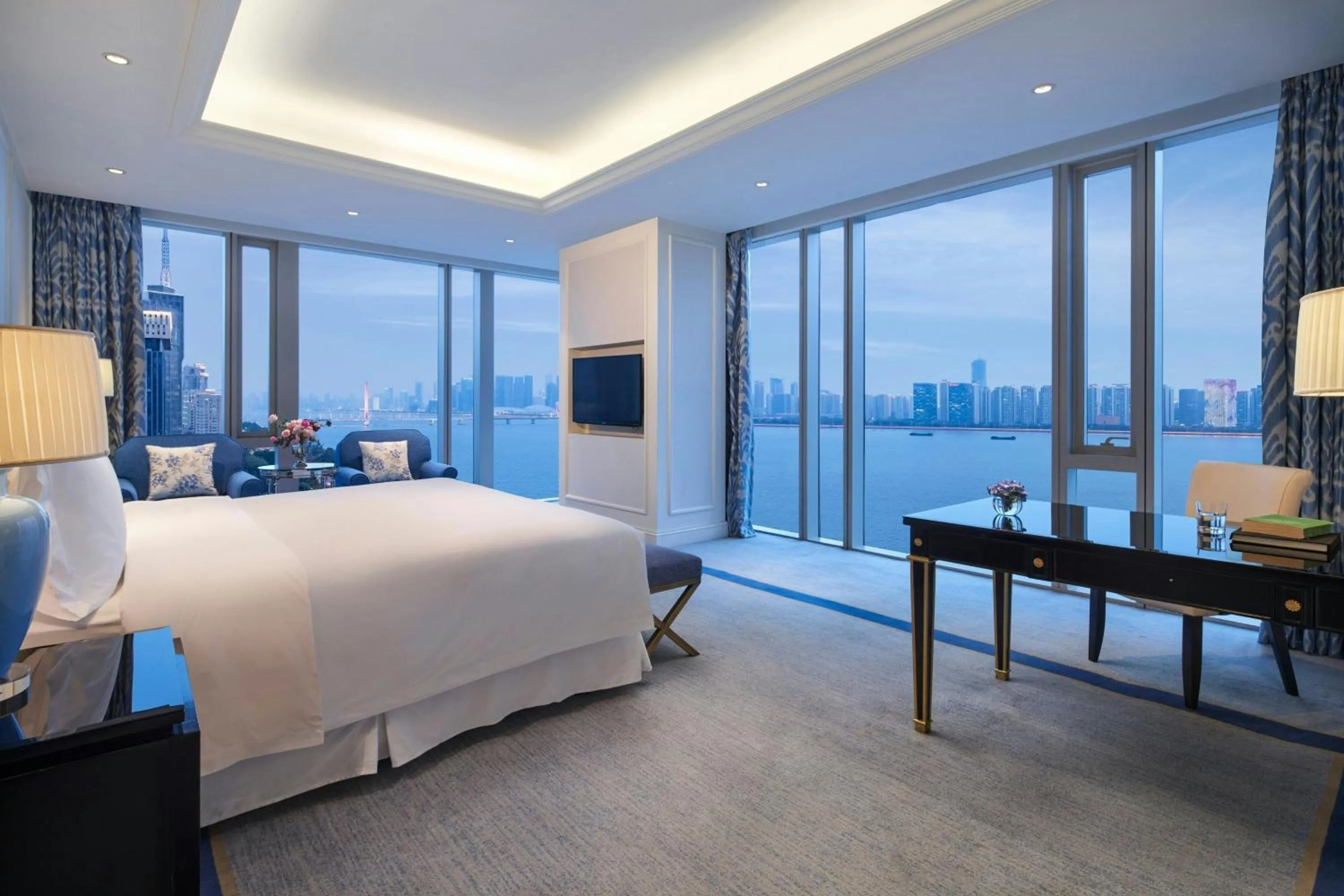 Photo of the whole room, Bed in The Azure Qiantang, a Luxury Collection Hotel, Hangzhou