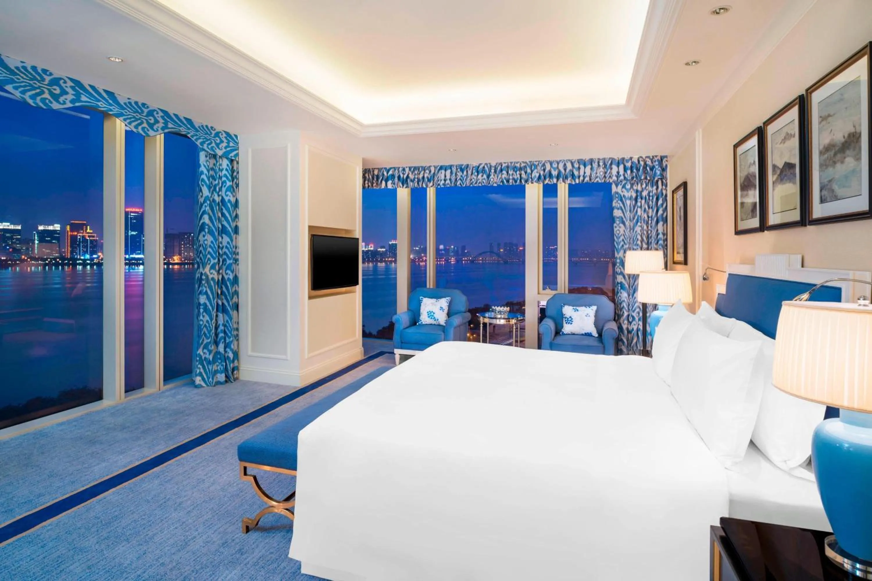 Photo of the whole room, Bed in The Azure Qiantang, a Luxury Collection Hotel, Hangzhou