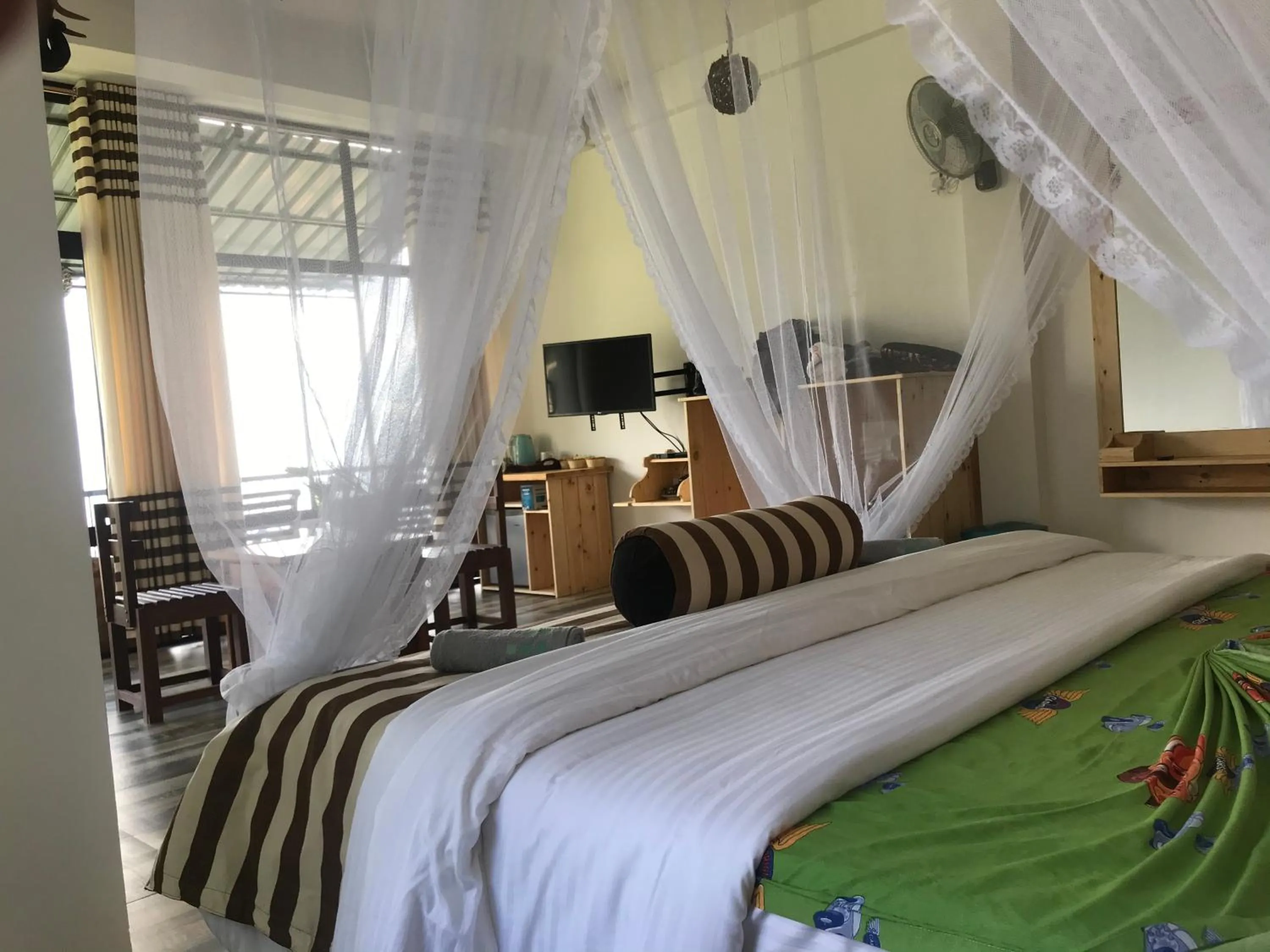 Communal lounge/ TV room, Bed in Green Hill