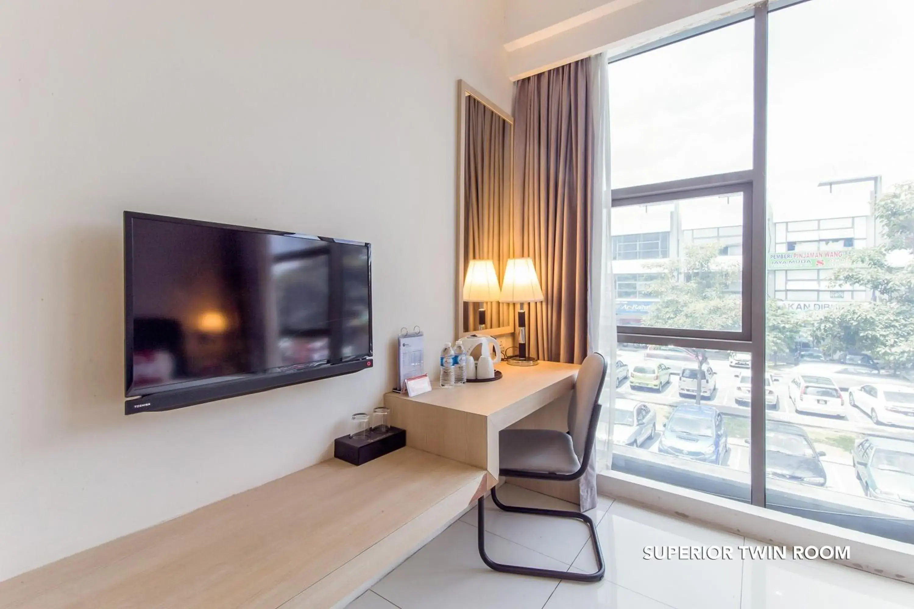 Bed, TV/Entertainment Center in De Elements Business Hotel KL