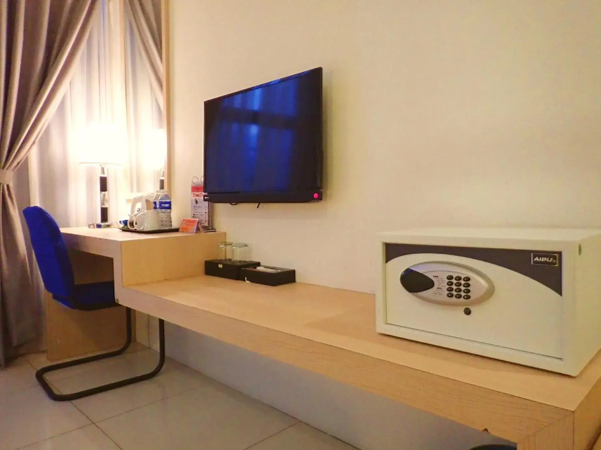 Bedroom, TV/Entertainment Center in De Elements Business Hotel KL