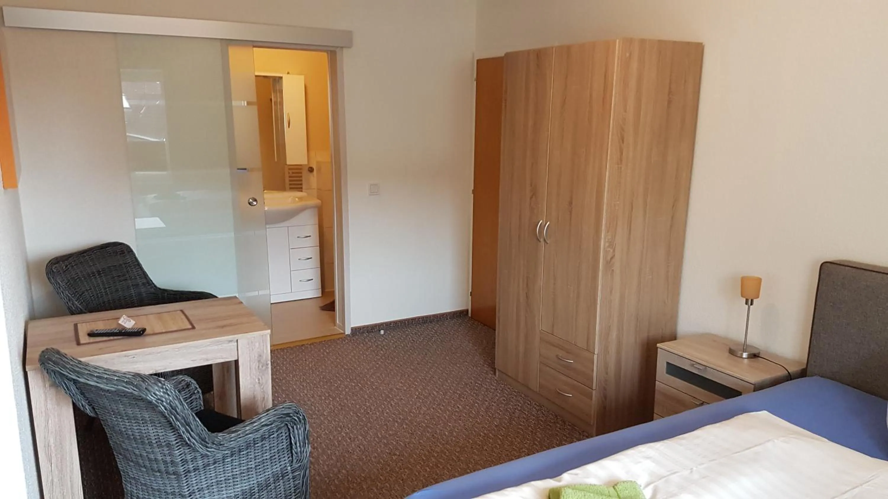 Photo of the whole room, Bed in Hotel Deutsches Haus Francop