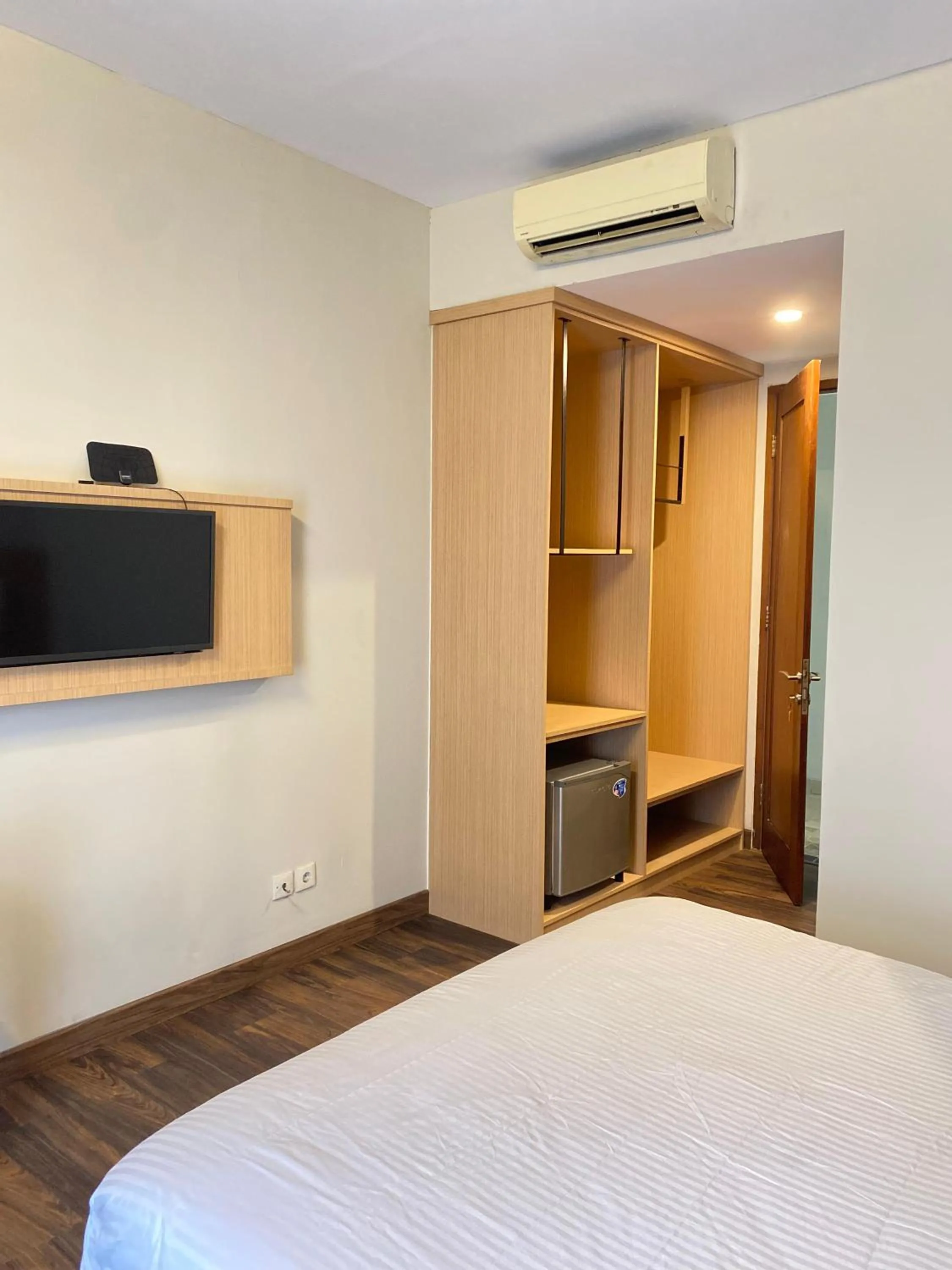 Bedroom, Bed in Regato Suites