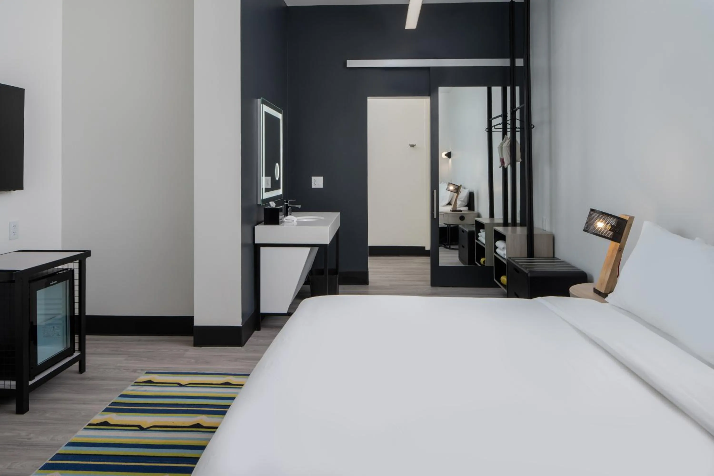 Photo of the whole room, Bed in Aloft Memphis Downtown