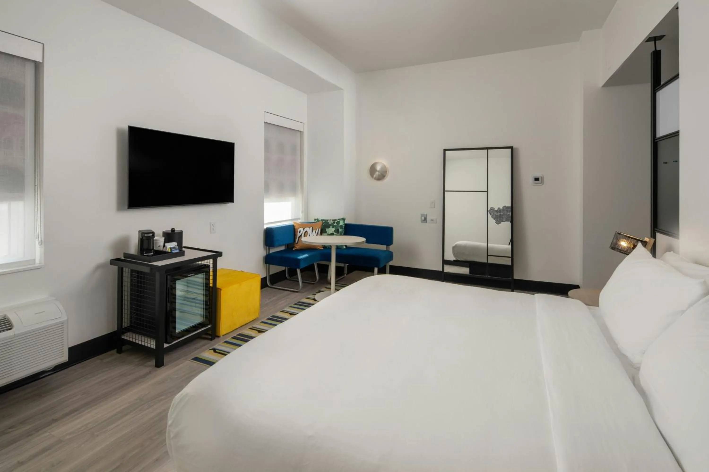 Photo of the whole room, Bed in Aloft Memphis Downtown