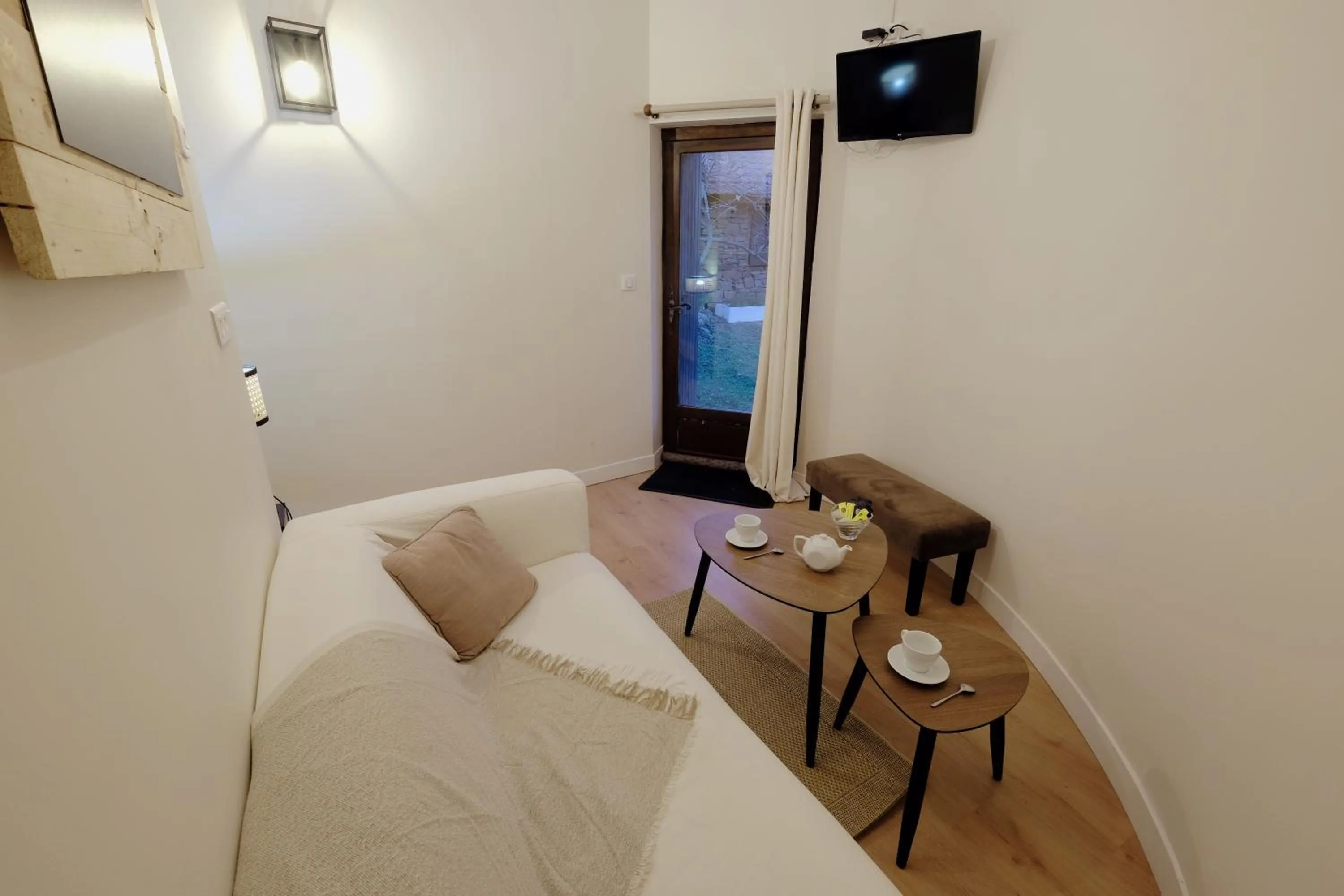 Living room, Bed in la Ferme de Vazerat