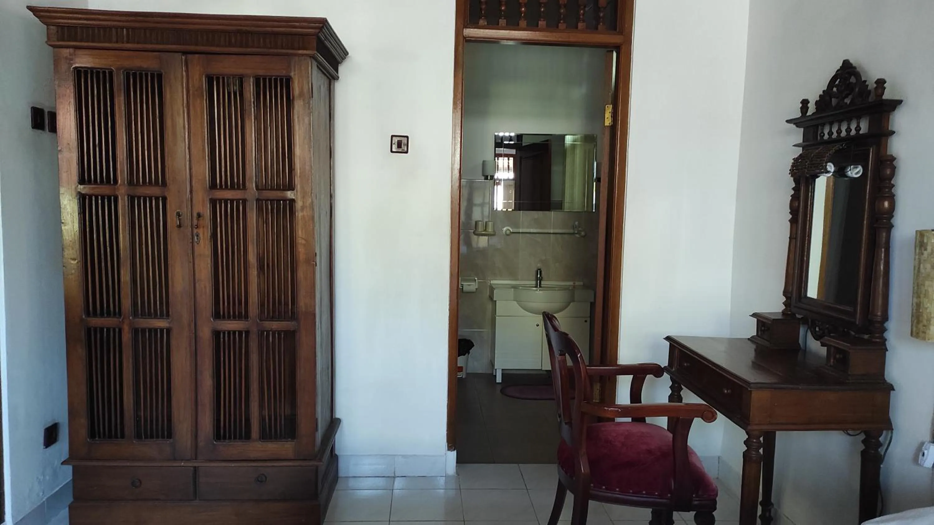 wardrobe in Keyani Bungalows Lovina