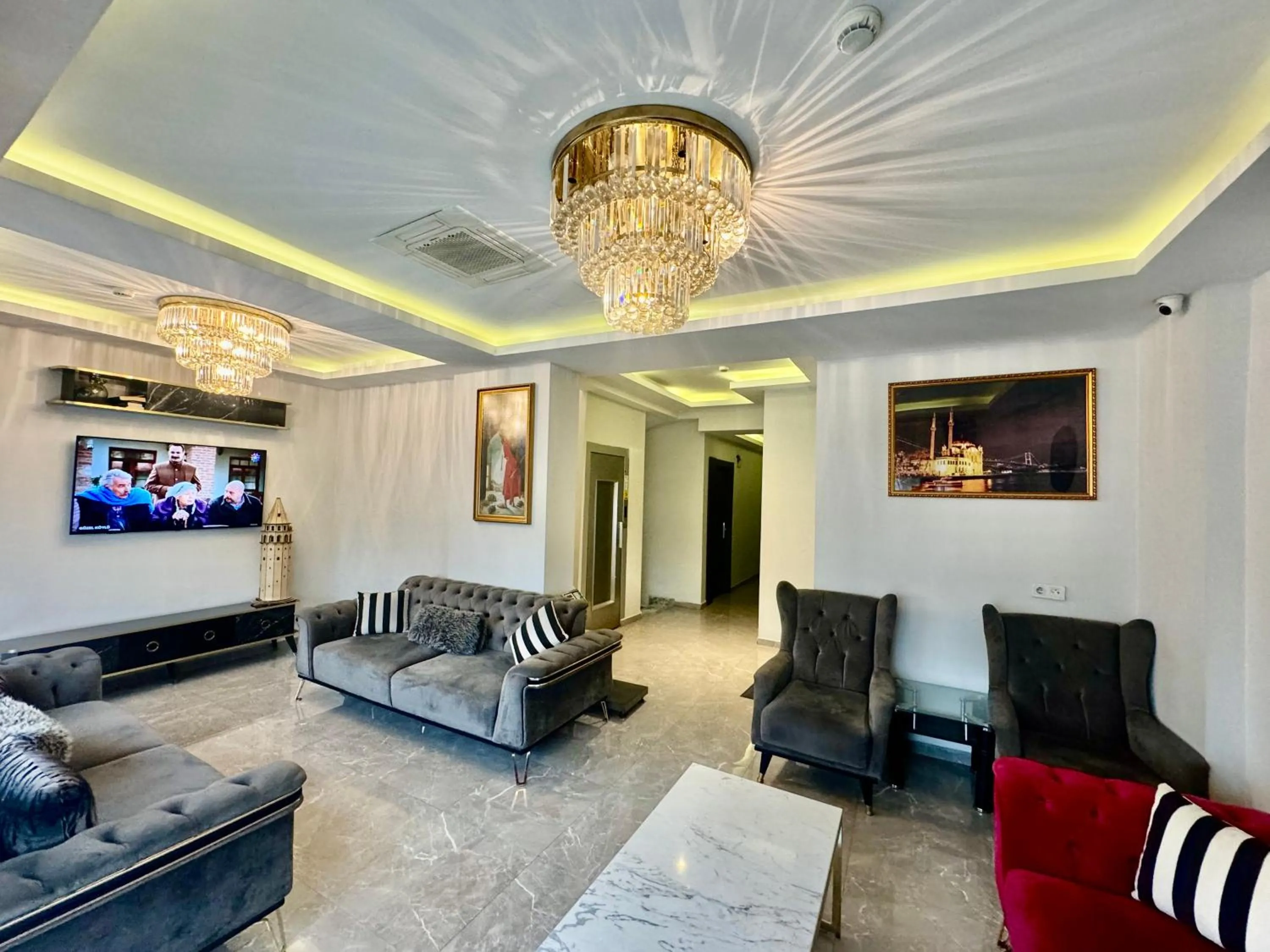 Communal lounge/ TV room in Aram Edessa Hotel