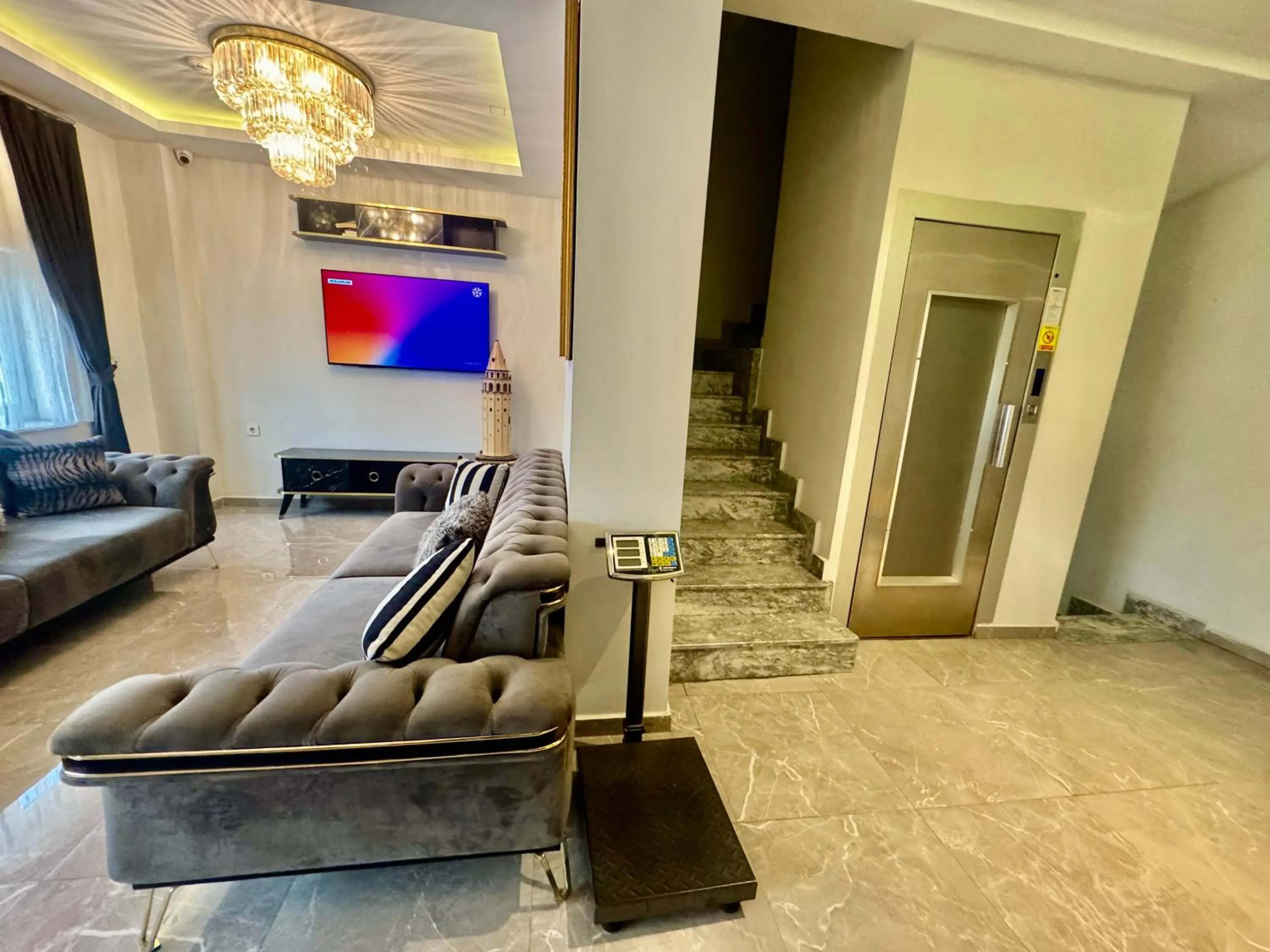 Communal lounge/ TV room in Aram Edessa Hotel